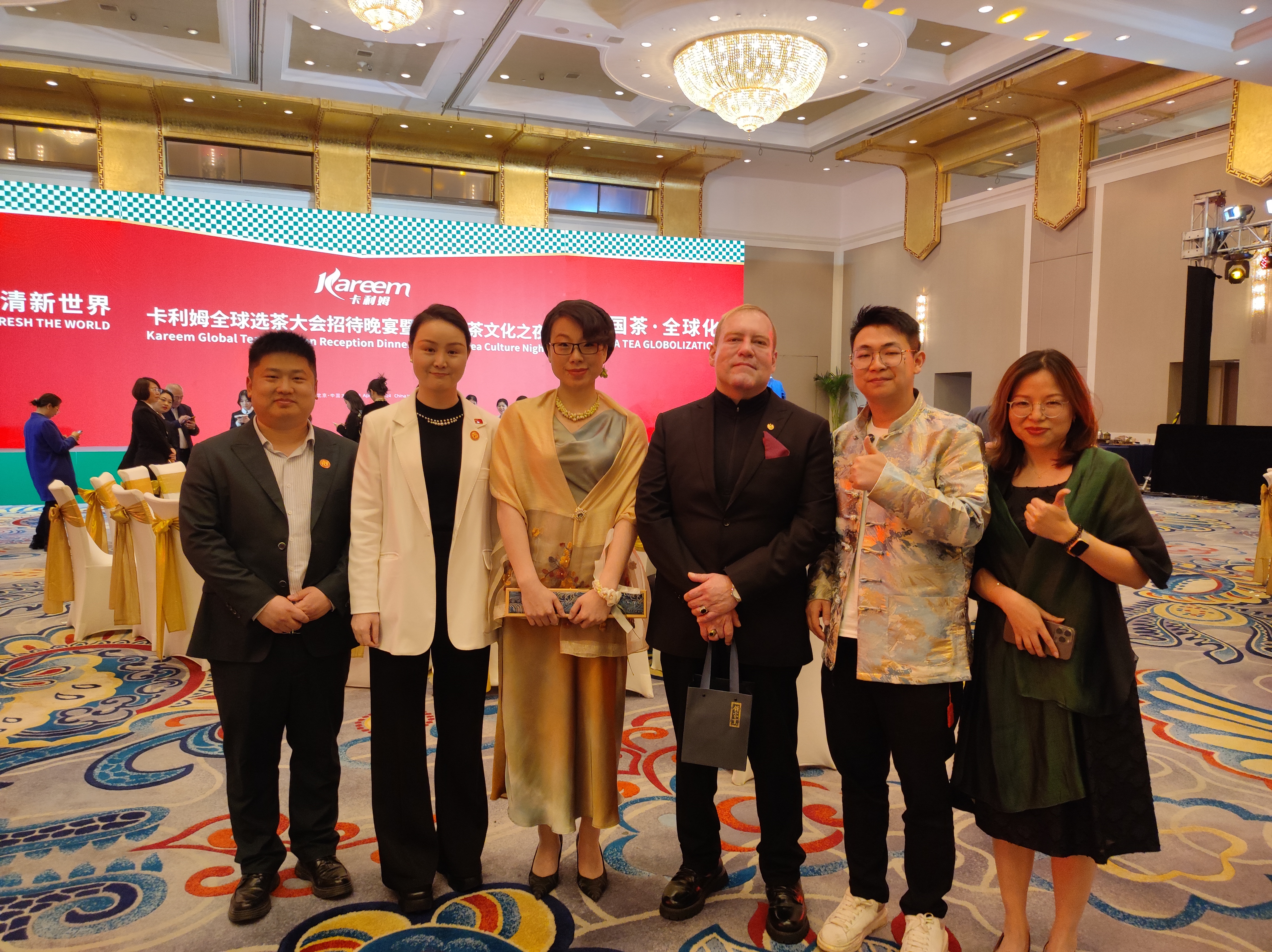 驻华使节共襄盛举，卡利姆绿茶惊艳全球，钟家窑国风青花瓷传承非遗风采(图2)