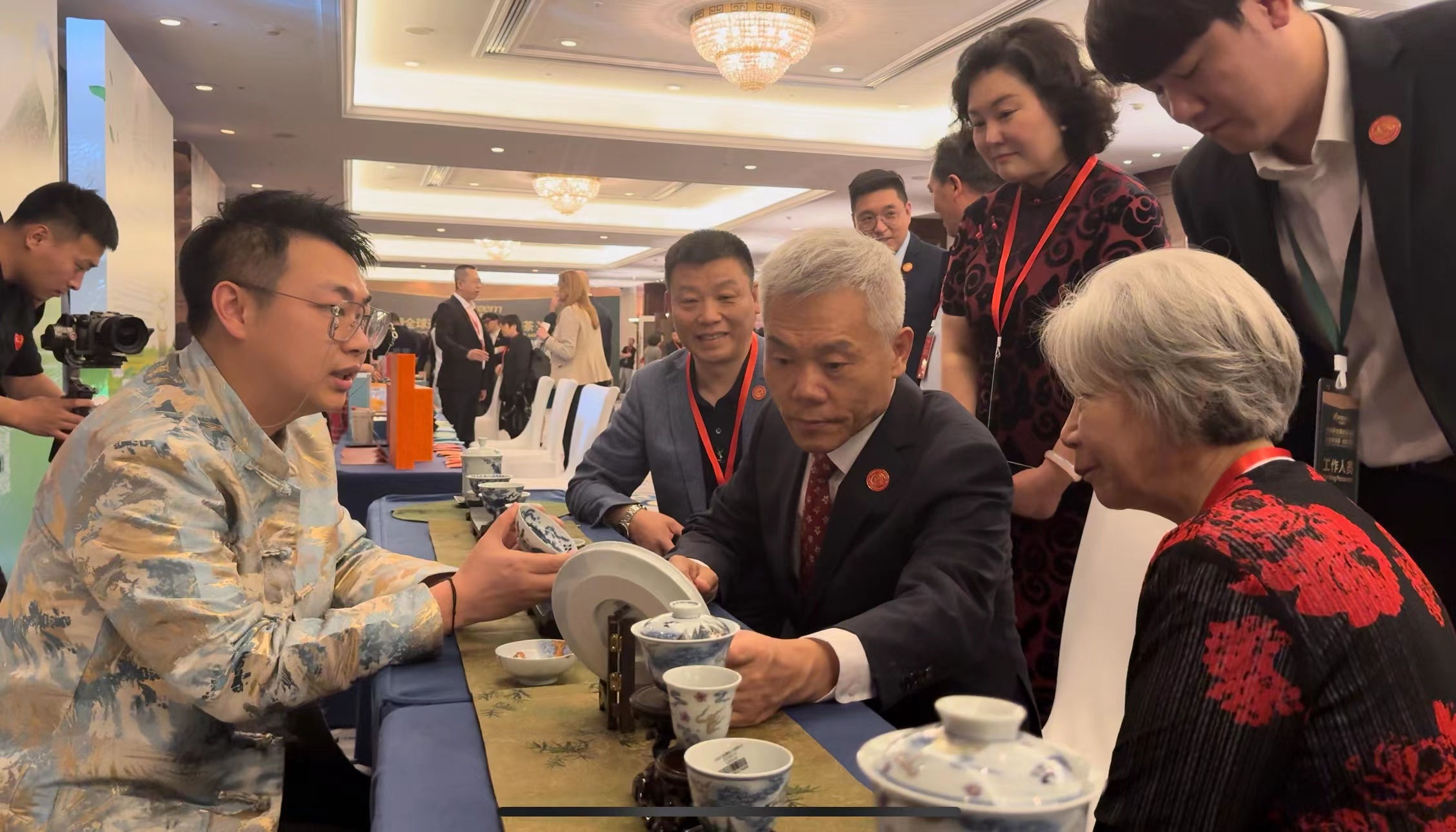 驻华使节共襄盛举，卡利姆绿茶惊艳全球，钟家窑国风青花瓷传承非遗风采(图3)