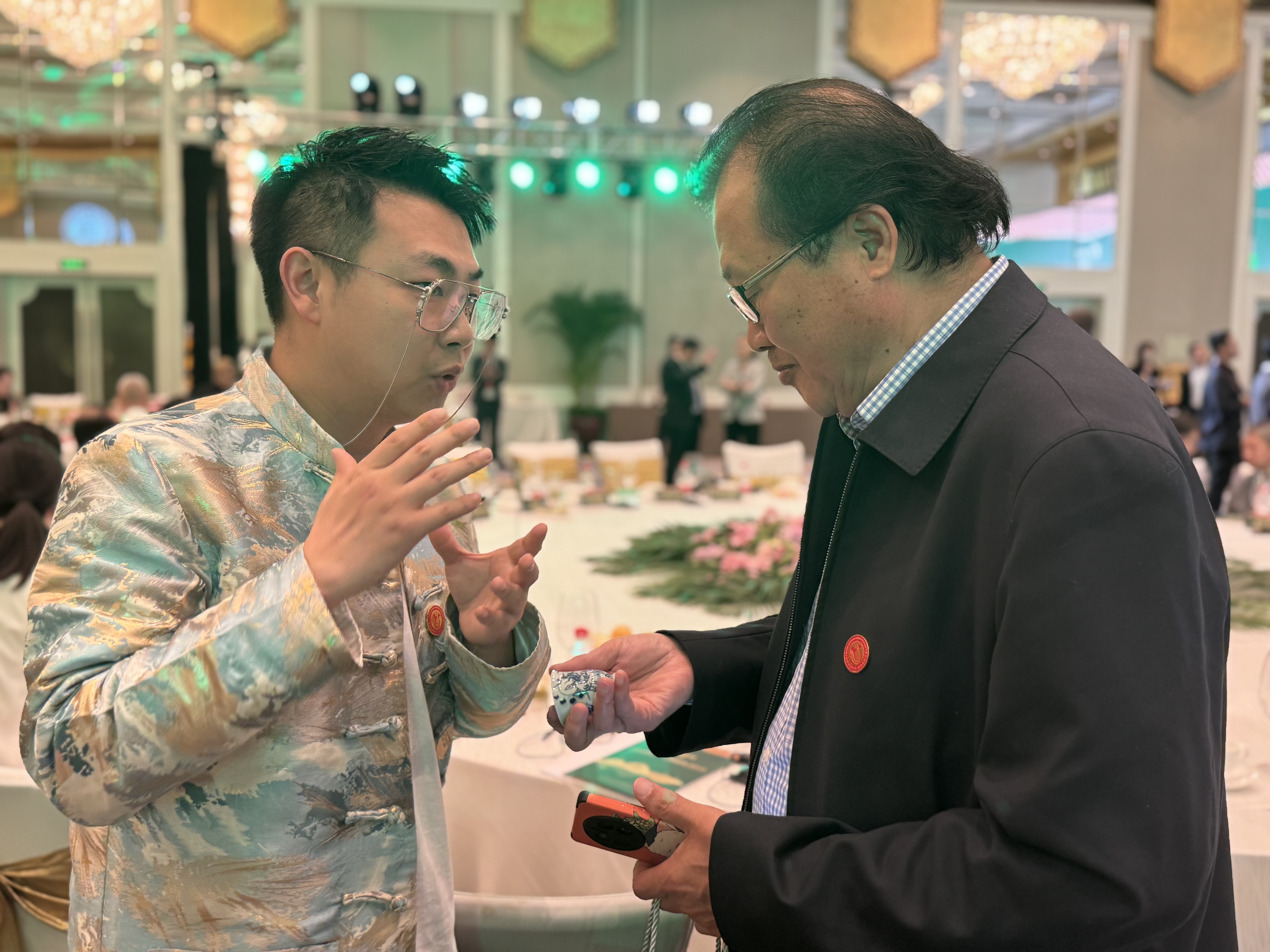 驻华使节共襄盛举，卡利姆绿茶惊艳全球，钟家窑国风青花瓷传承非遗风采(图4)
