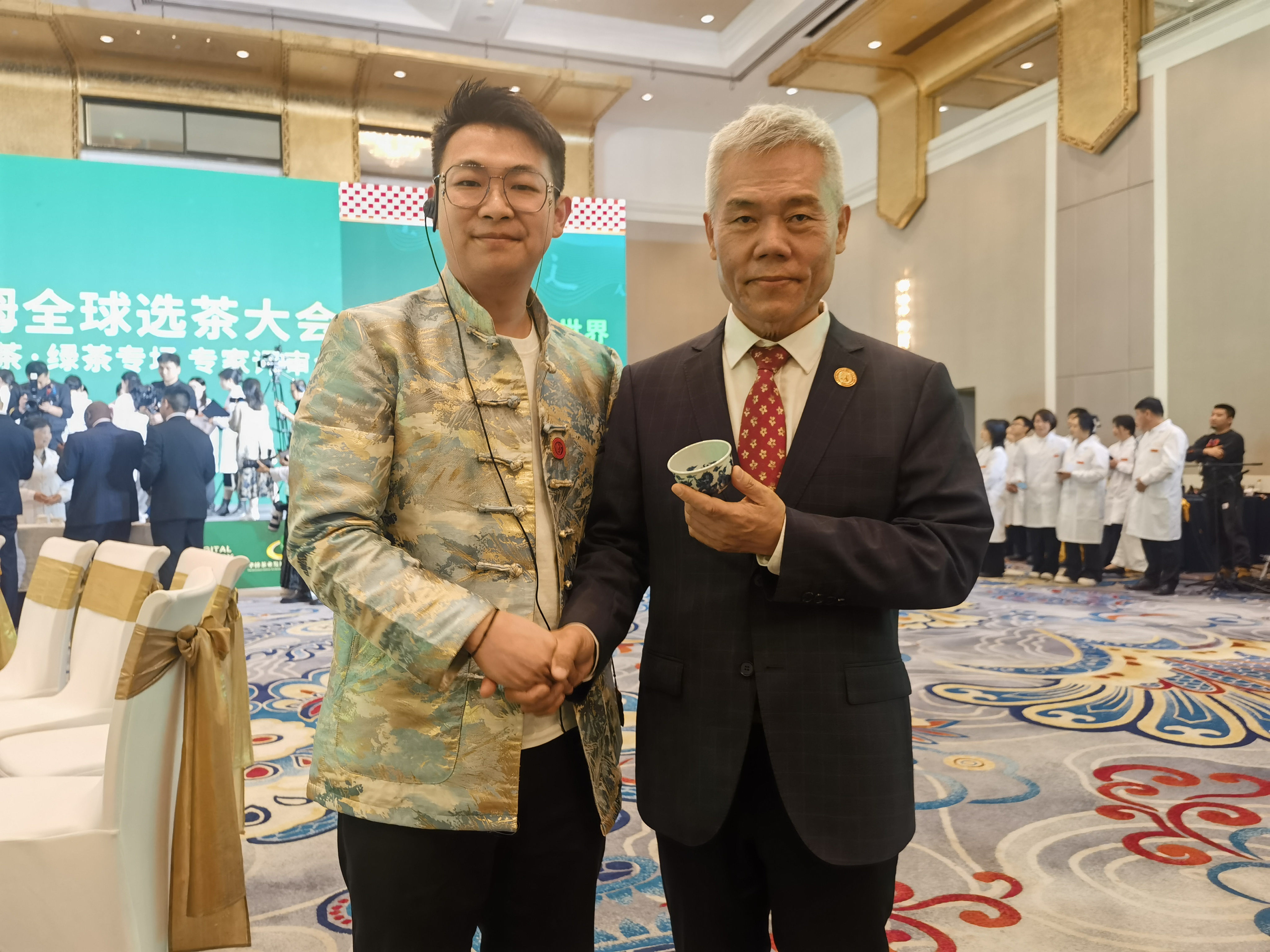 驻华使节共襄盛举，卡利姆绿茶惊艳全球，钟家窑国风青花瓷传承非遗风采(图6)