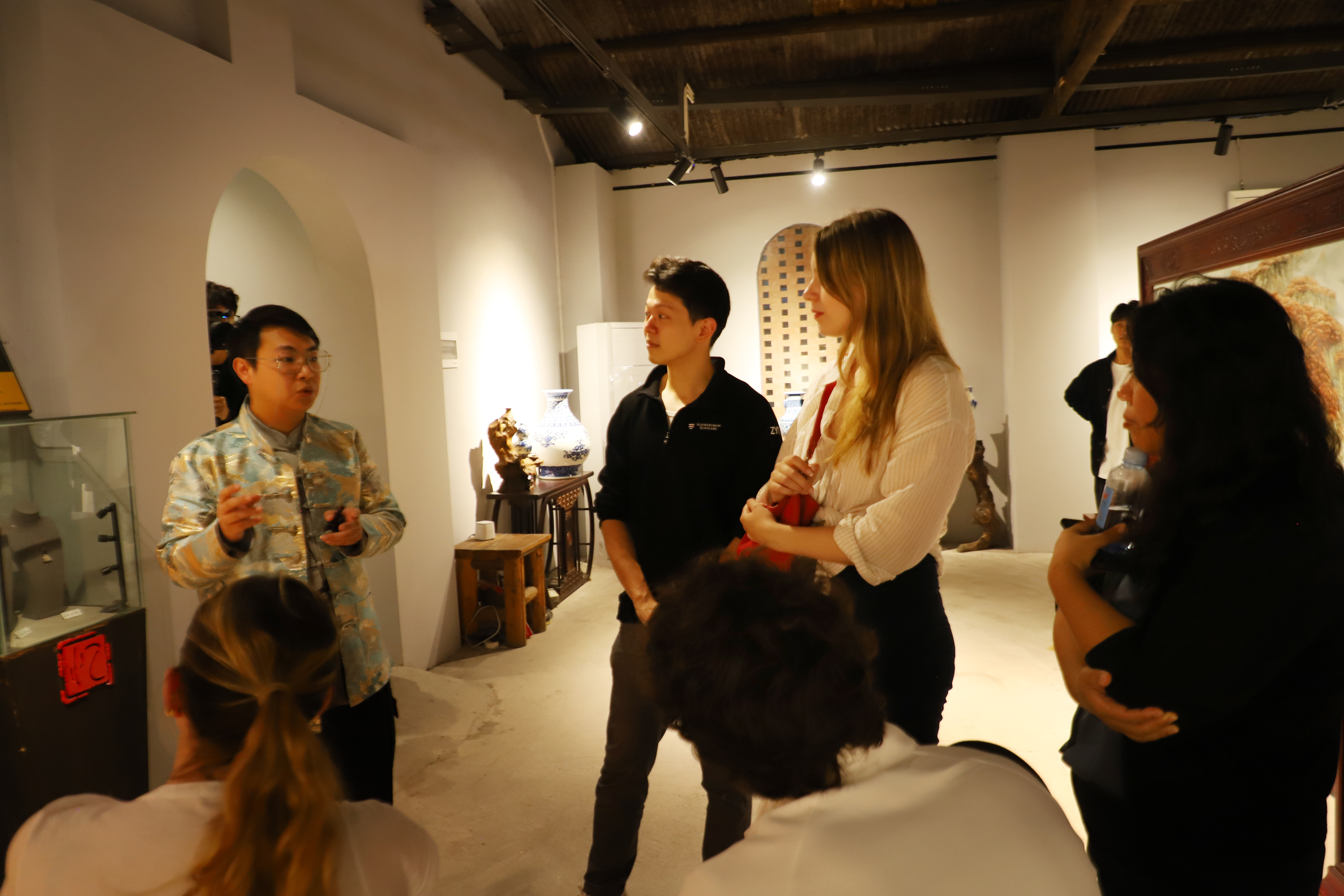 清华大学苏世民书院学子参观景德镇钟家窑柴窑基地(图1)