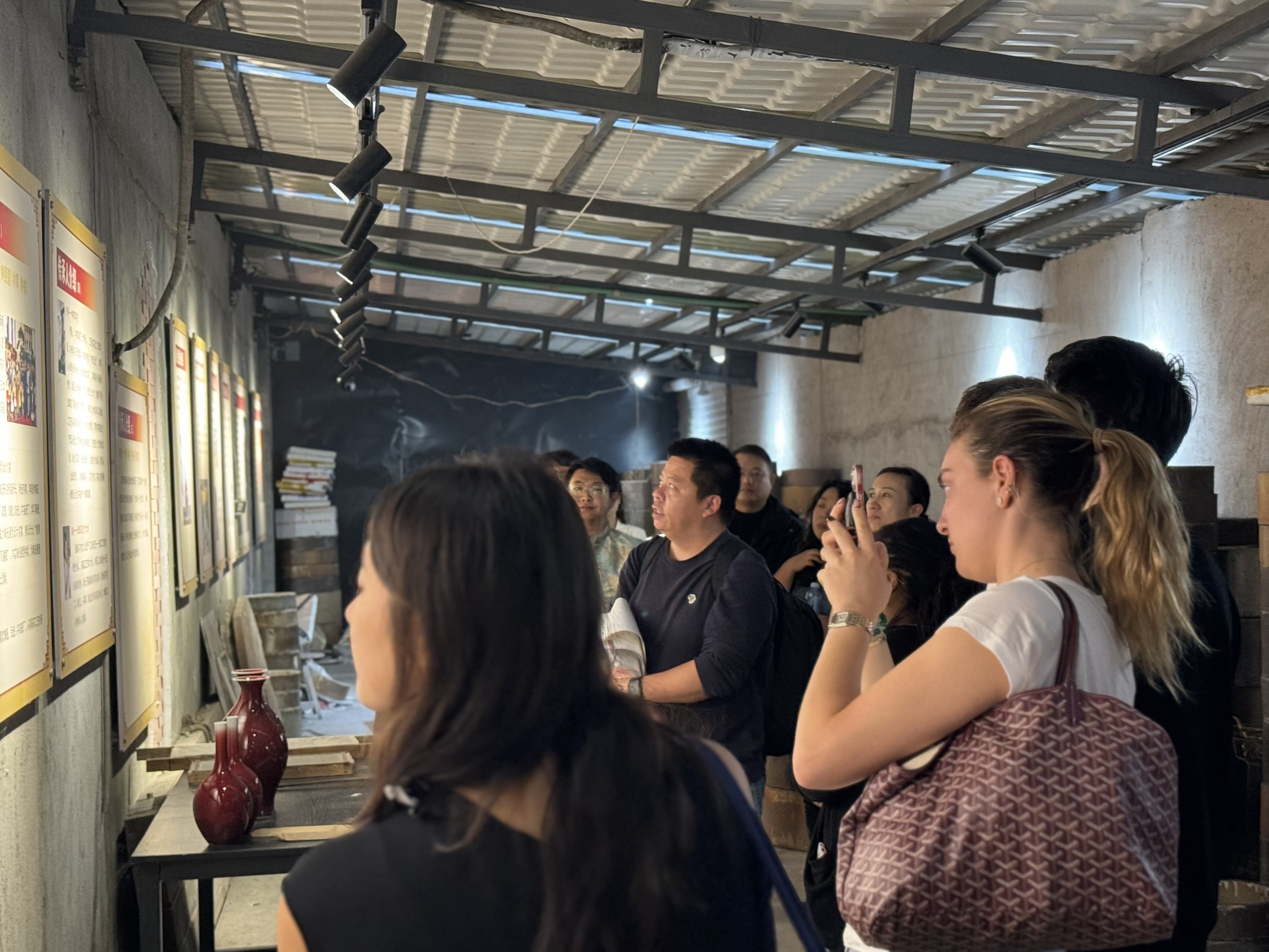 清华大学苏世民书院学子参观景德镇钟家窑柴窑基地(图3)