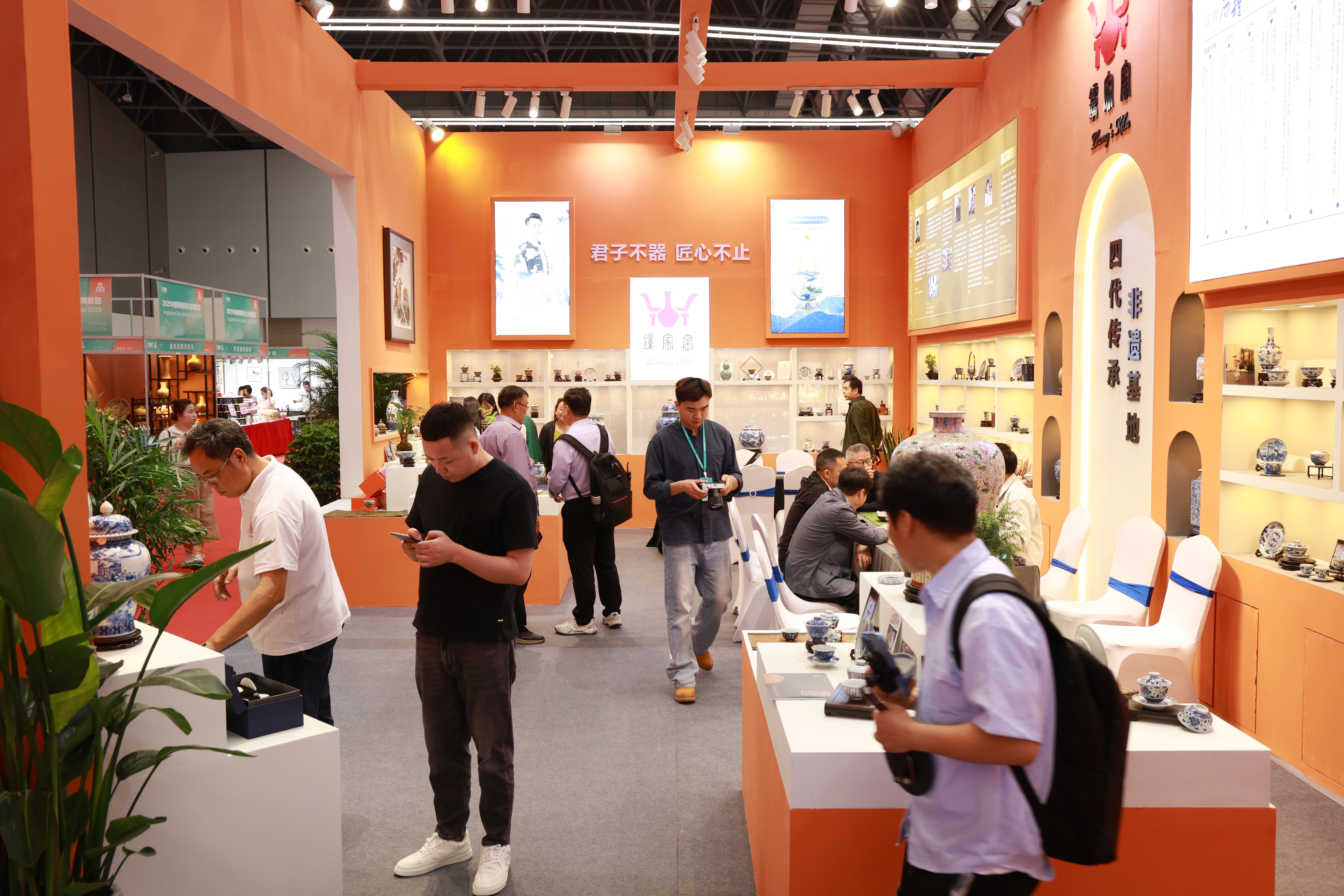 钟家窑国风青花茶器闪耀2025景德镇茶博会，非遗技艺对话现代茶生活** (图6)