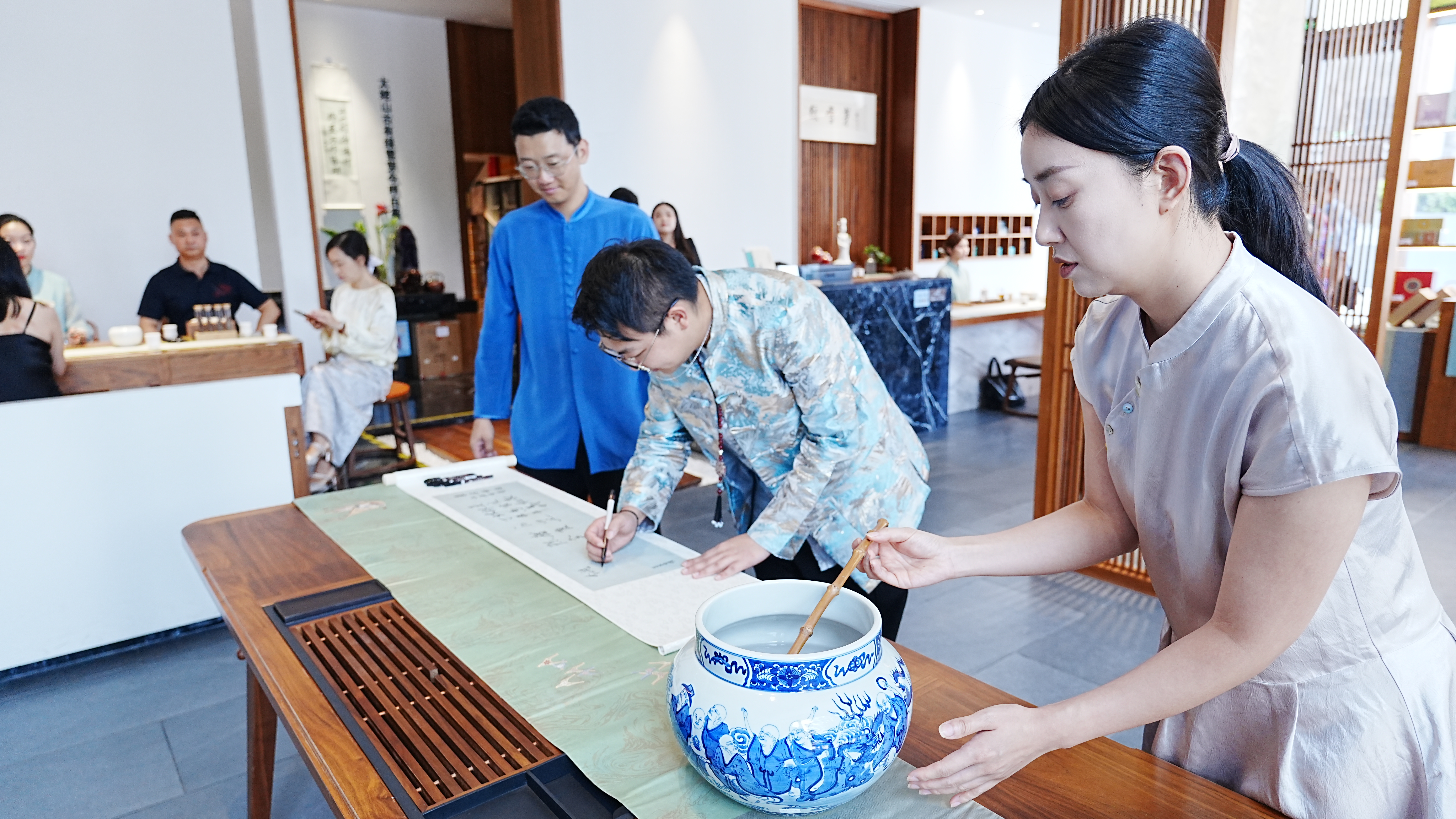 东方神韵·山海有灵 | 钟家窑×绿雪芽联名款【精卫填海】新品发布会圆满举行(图6) 钟家窑X绿雪芽【东方神韵·山海有灵】联名茶会在上海外滩圆满举行(图6)