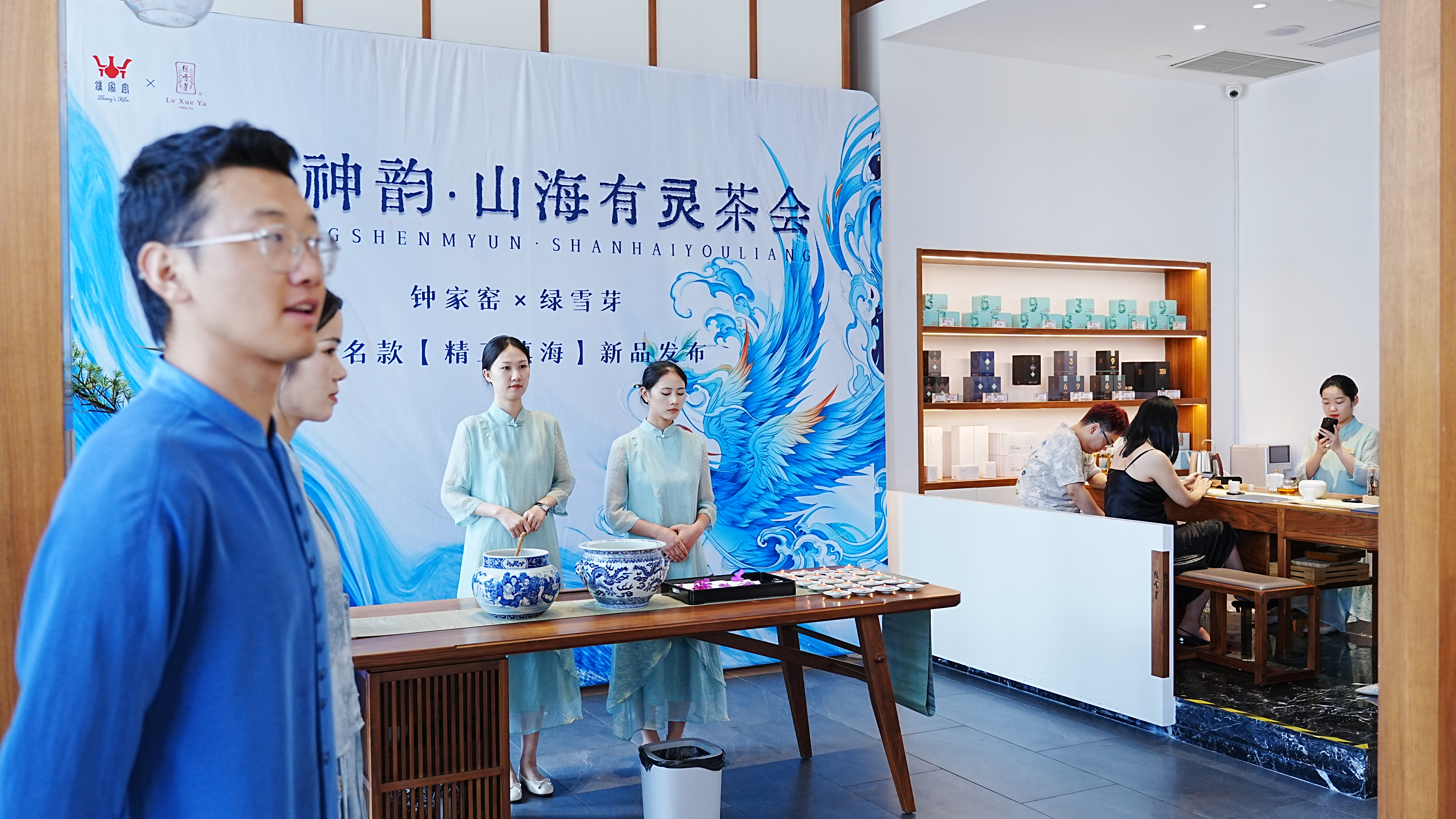 东方神韵·山海有灵 | 钟家窑×绿雪芽联名款【精卫填海】新品发布会圆满举行(图2) 钟家窑X绿雪芽【东方神韵·山海有灵】联名茶会在上海外滩圆满举行(图2)