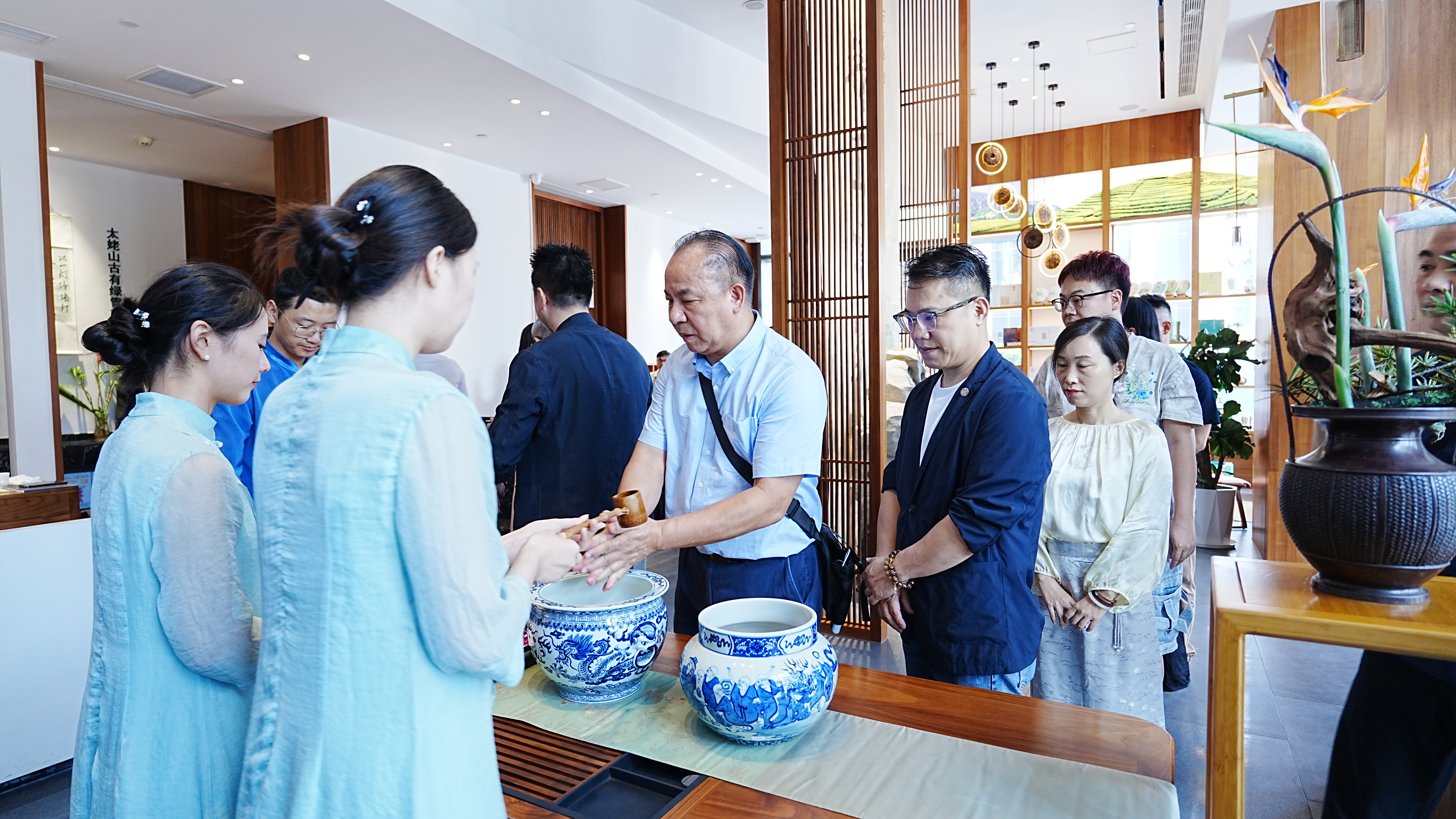 东方神韵·山海有灵 | 钟家窑×绿雪芽联名款【精卫填海】新品发布会圆满举行(图3) 钟家窑X绿雪芽【东方神韵·山海有灵】联名茶会在上海外滩圆满举行(图3)