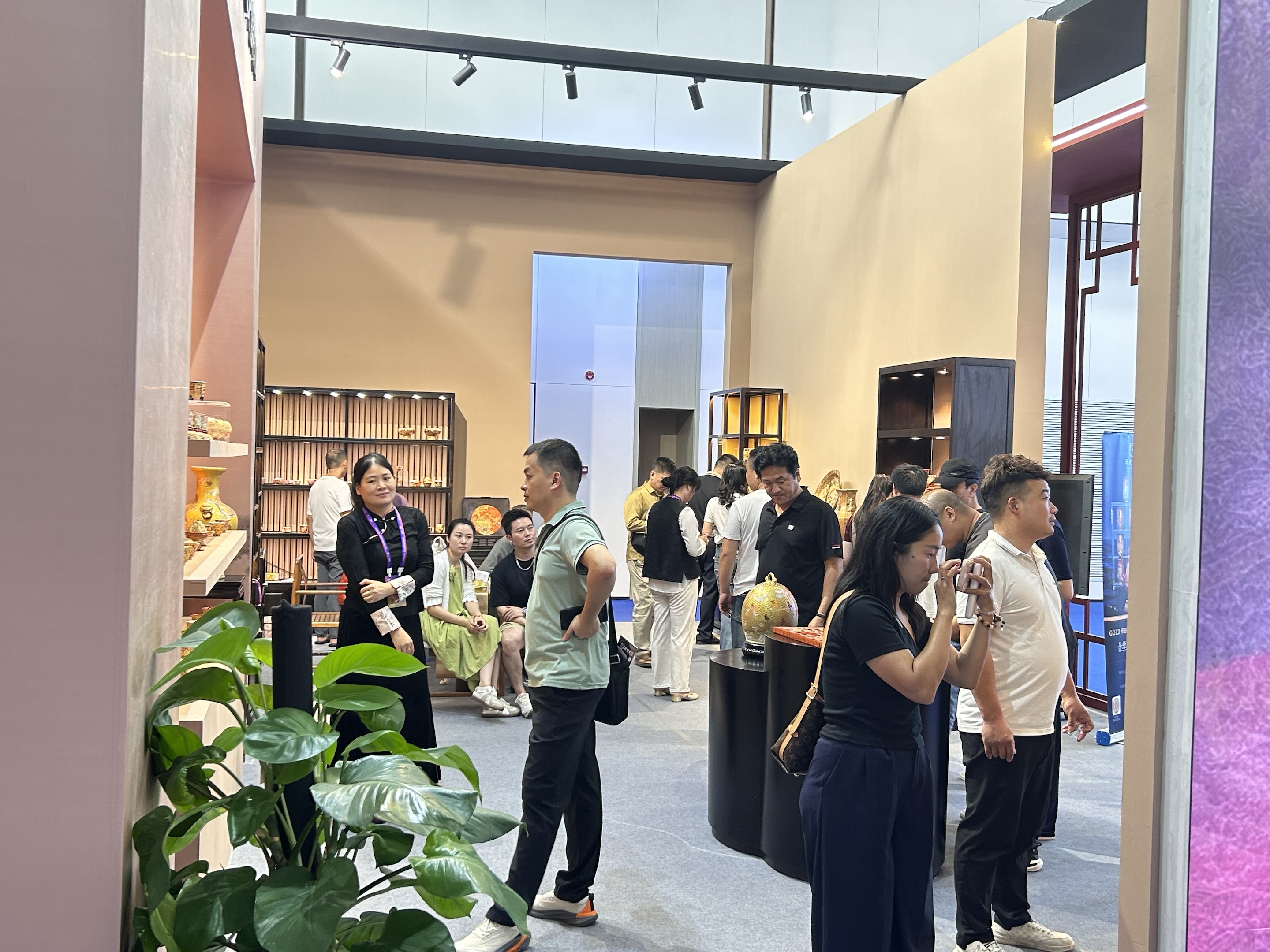 琢绝天工携金丝珐琅彩巅峰之作亮相2025景德镇瓷博会 ——百年匠艺对话千年瓷都,续写东方美学新传奇(图4) 琢绝天工携金丝珐琅彩巅峰之作亮相2025景德镇瓷博会 ——百年匠艺对话千年瓷都,续写东方美学新传奇(图4)