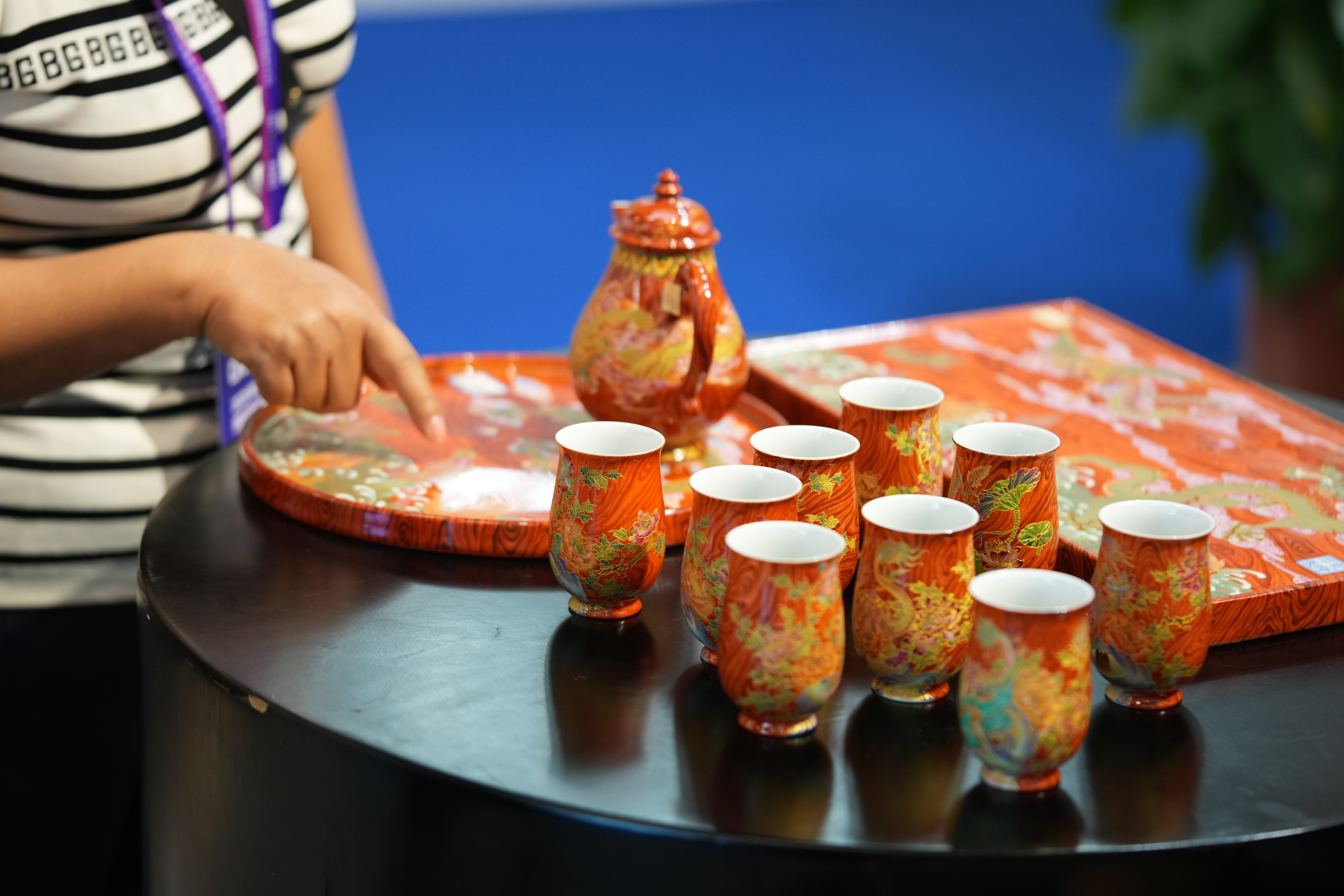 琢绝天工携金丝珐琅彩巅峰之作亮相2025景德镇瓷博会 ——百年匠艺对话千年瓷都，续写东方美学新传奇(图5)