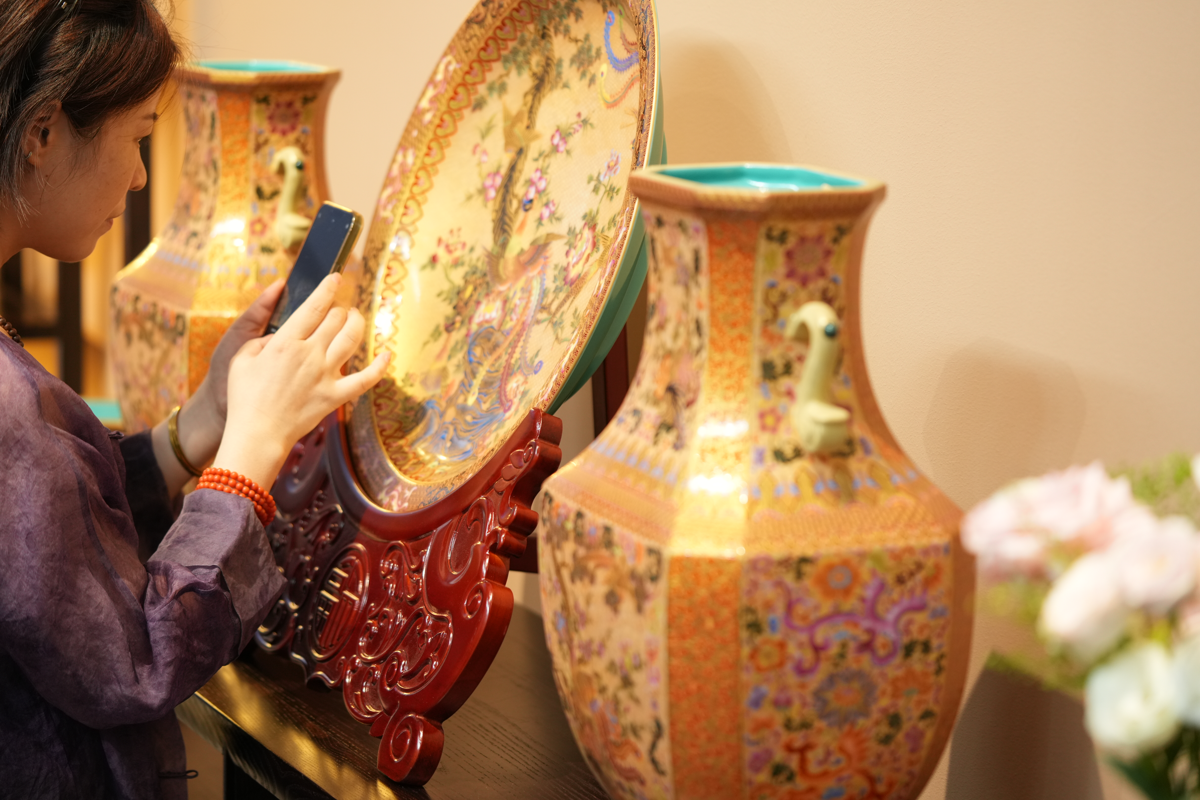 琢绝天工携金丝珐琅彩巅峰之作亮相2025景德镇瓷博会 ——百年匠艺对话千年瓷都，续写东方美学新传奇(图6)