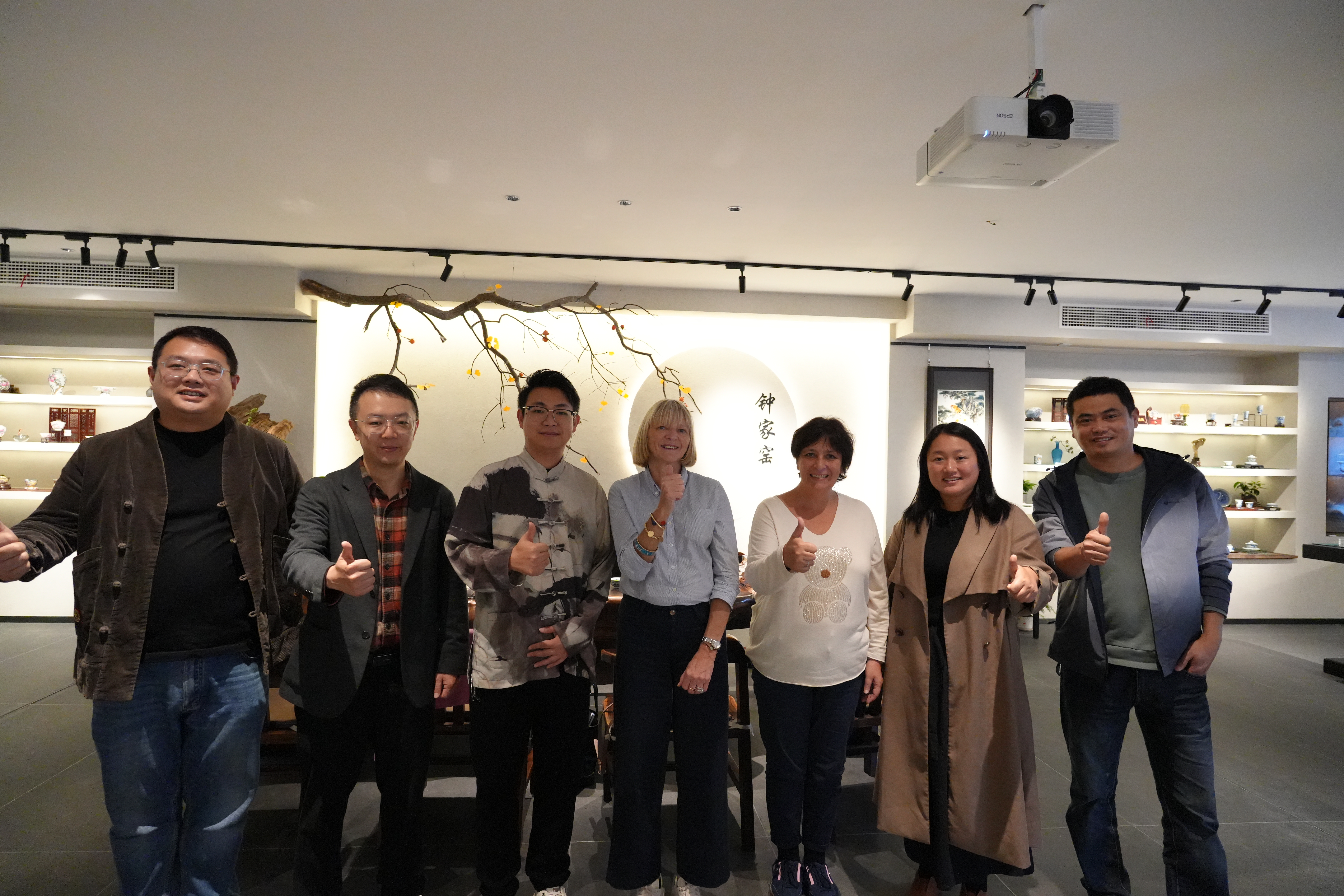 中法瓷韵传情 友谊之花绽放——法国利摩日市副市长伊莎贝尔·德布尔到访景德镇钟家窑美学空间(图8)