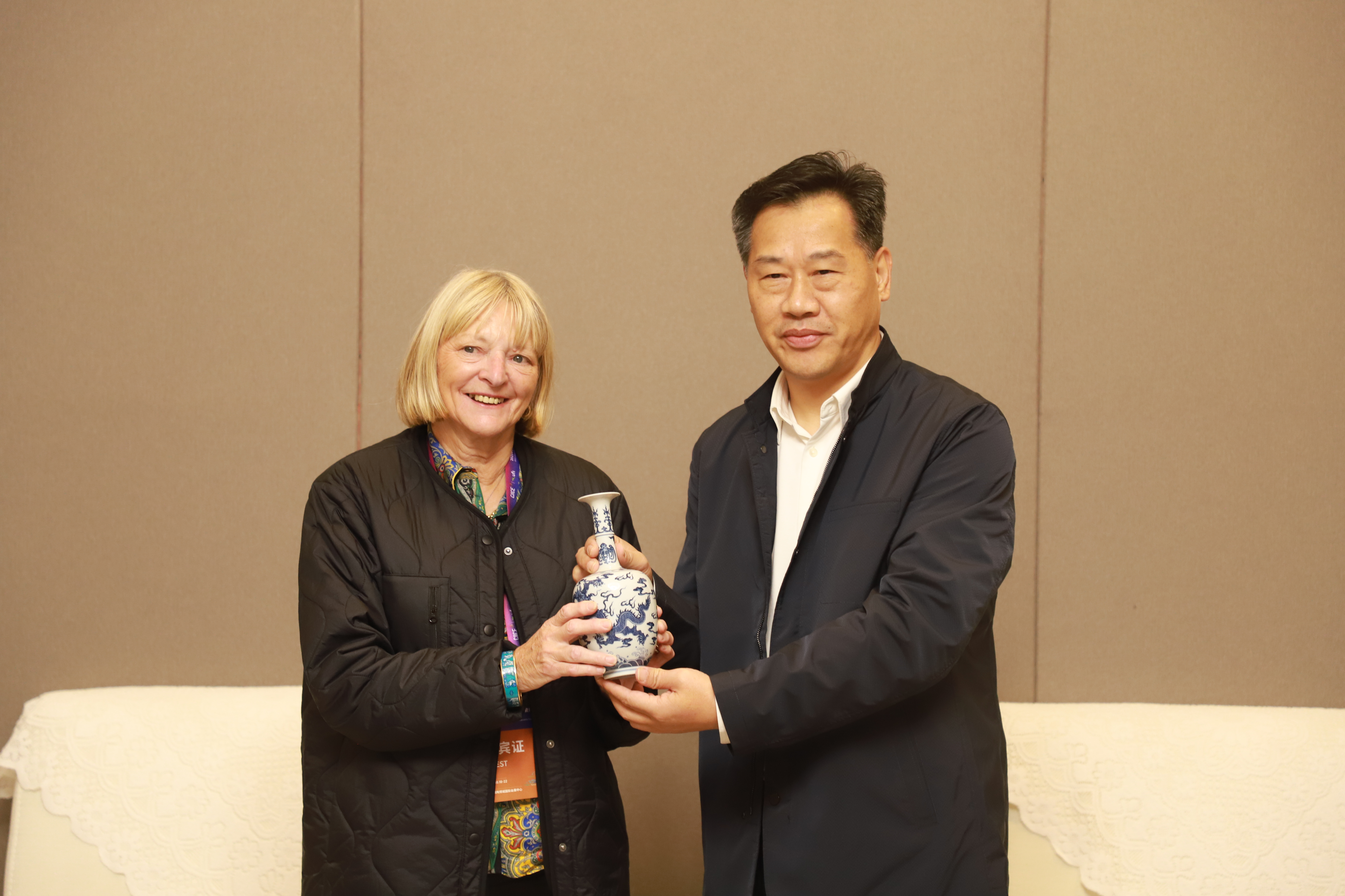 中法瓷韵传情 友谊之花绽放——法国利摩日市副市长伊莎贝尔·德布尔到访景德镇钟家窑美学空间(图6)