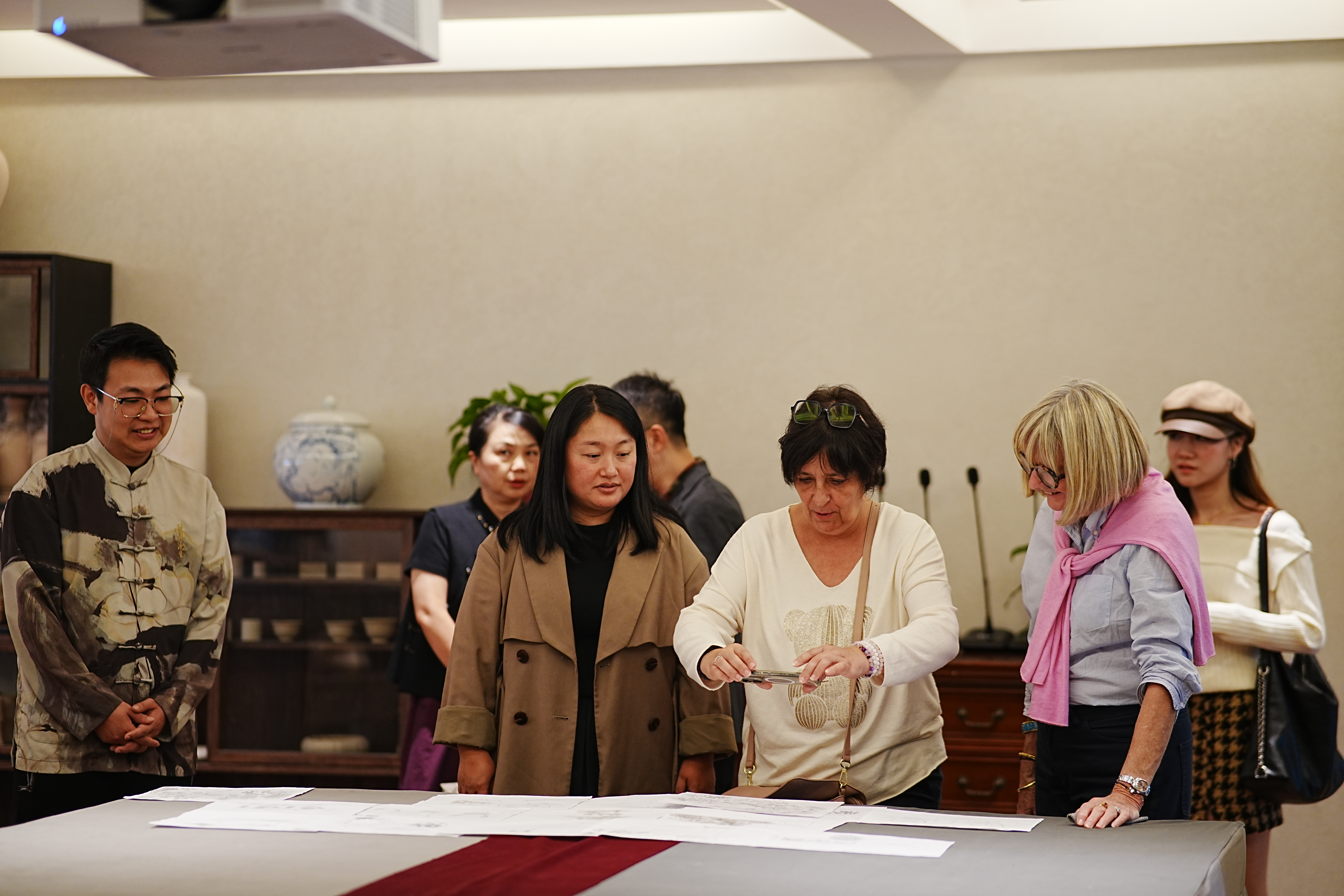 中法瓷韵传情 友谊之花绽放——法国利摩日市副市长伊莎贝尔·德布尔到访景德镇钟家窑美学空间(图1)