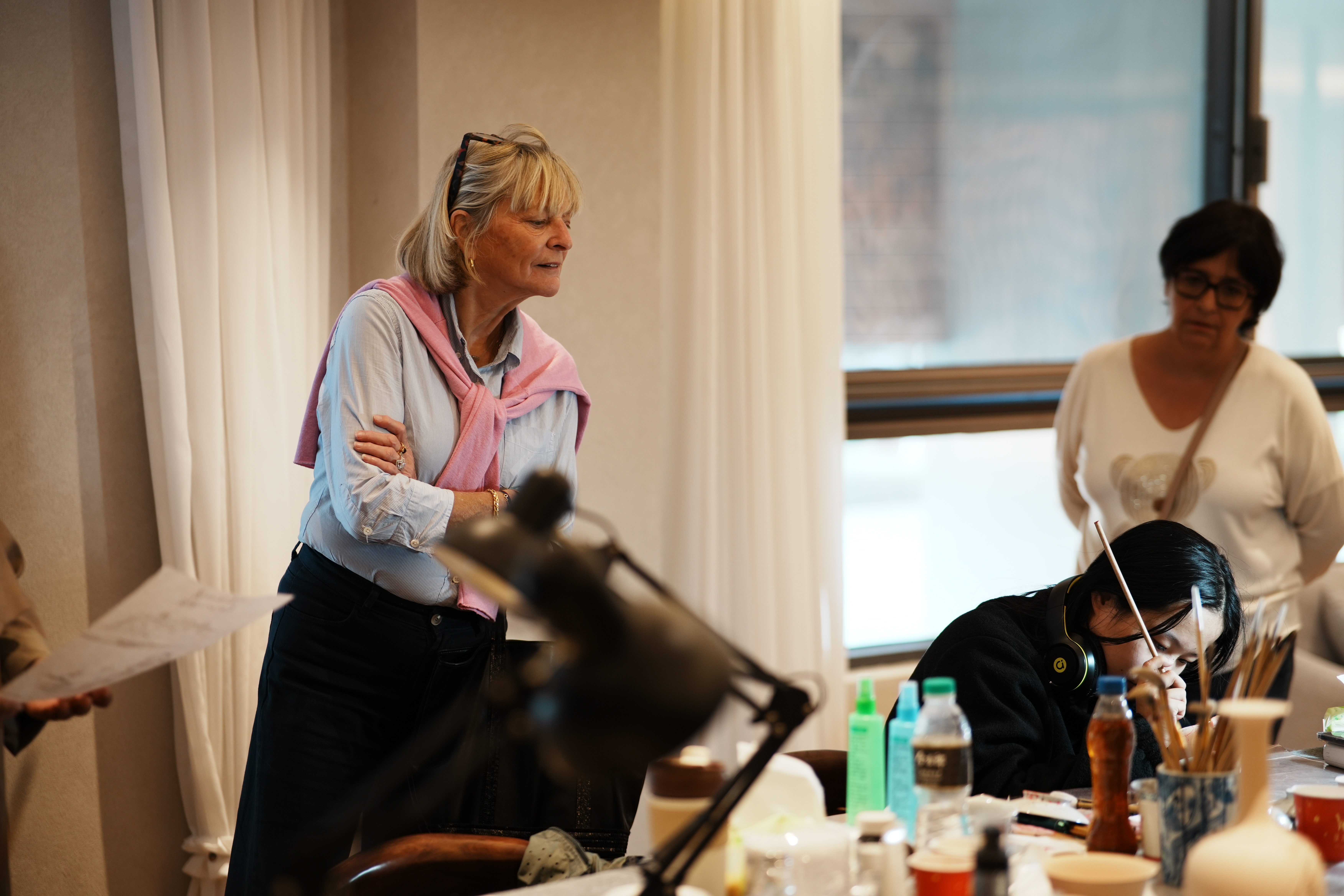 中法瓷韵传情 友谊之花绽放——法国利摩日市副市长伊莎贝尔·德布尔到访景德镇钟家窑美学空间(图2)