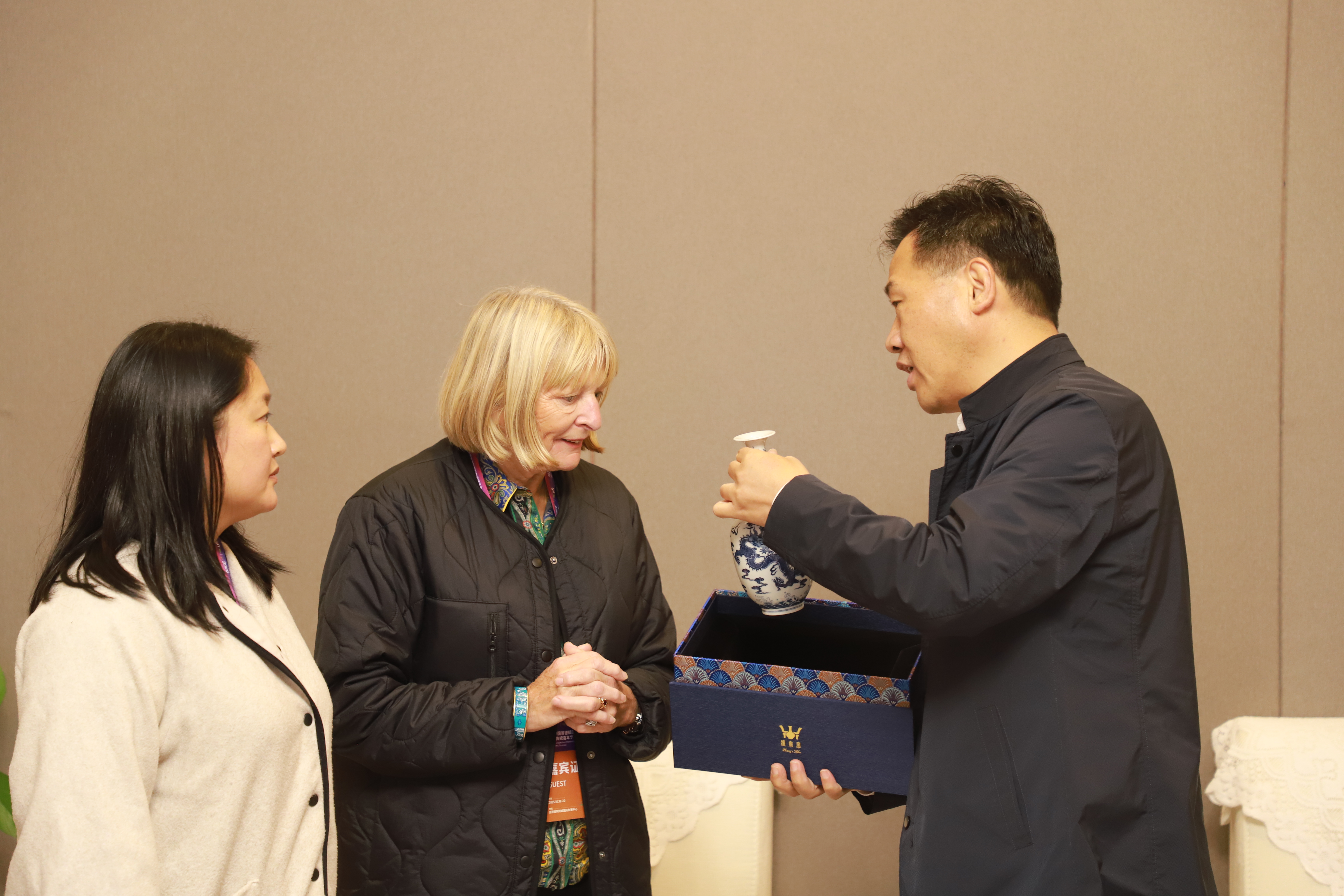 中法瓷韵传情 友谊之花绽放——法国利摩日市副市长伊莎贝尔·德布尔到访景德镇钟家窑美学空间(图4)