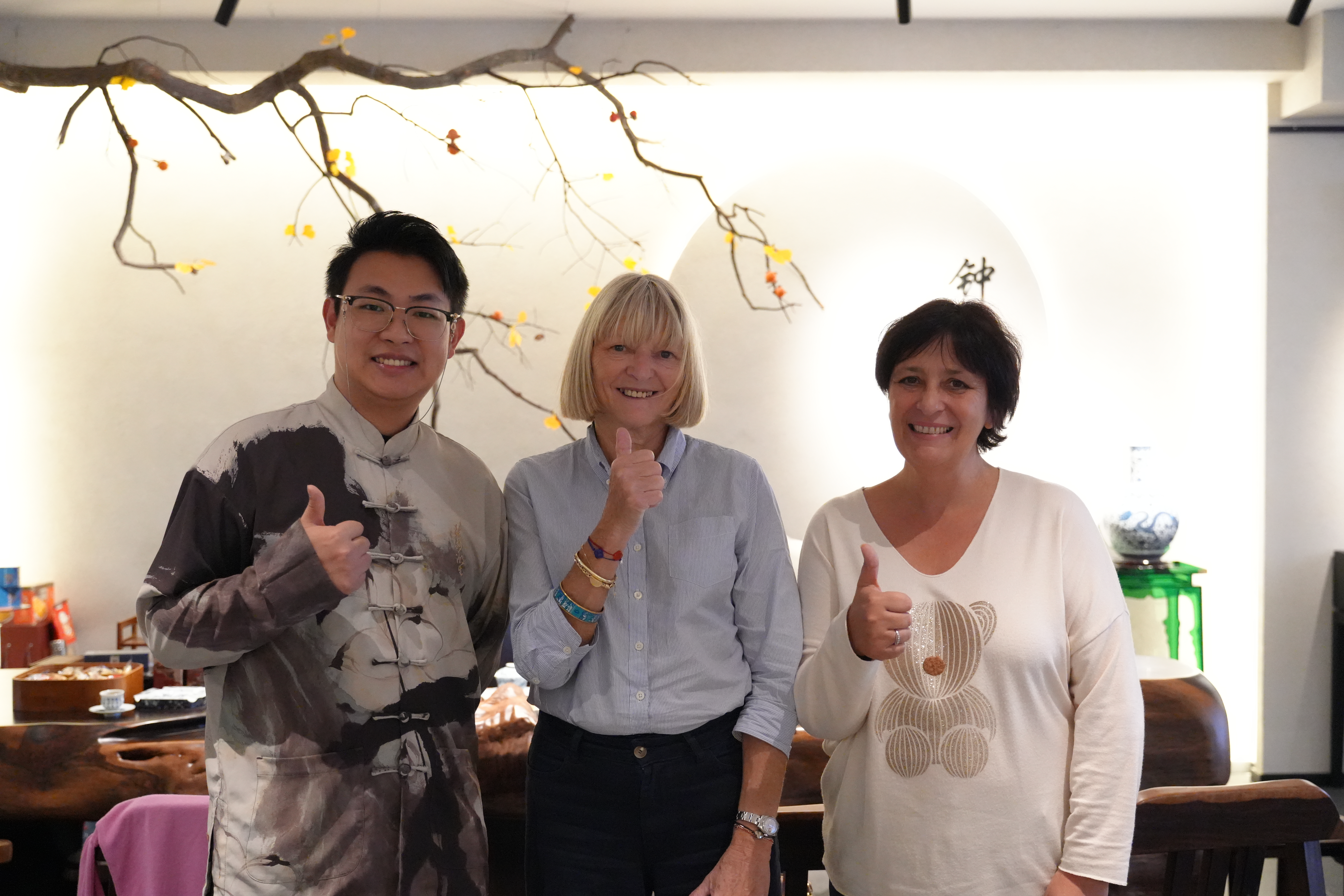 中法瓷韵传情 友谊之花绽放——法国利摩日市副市长伊莎贝尔·德布尔到访景德镇钟家窑美学空间(图7)