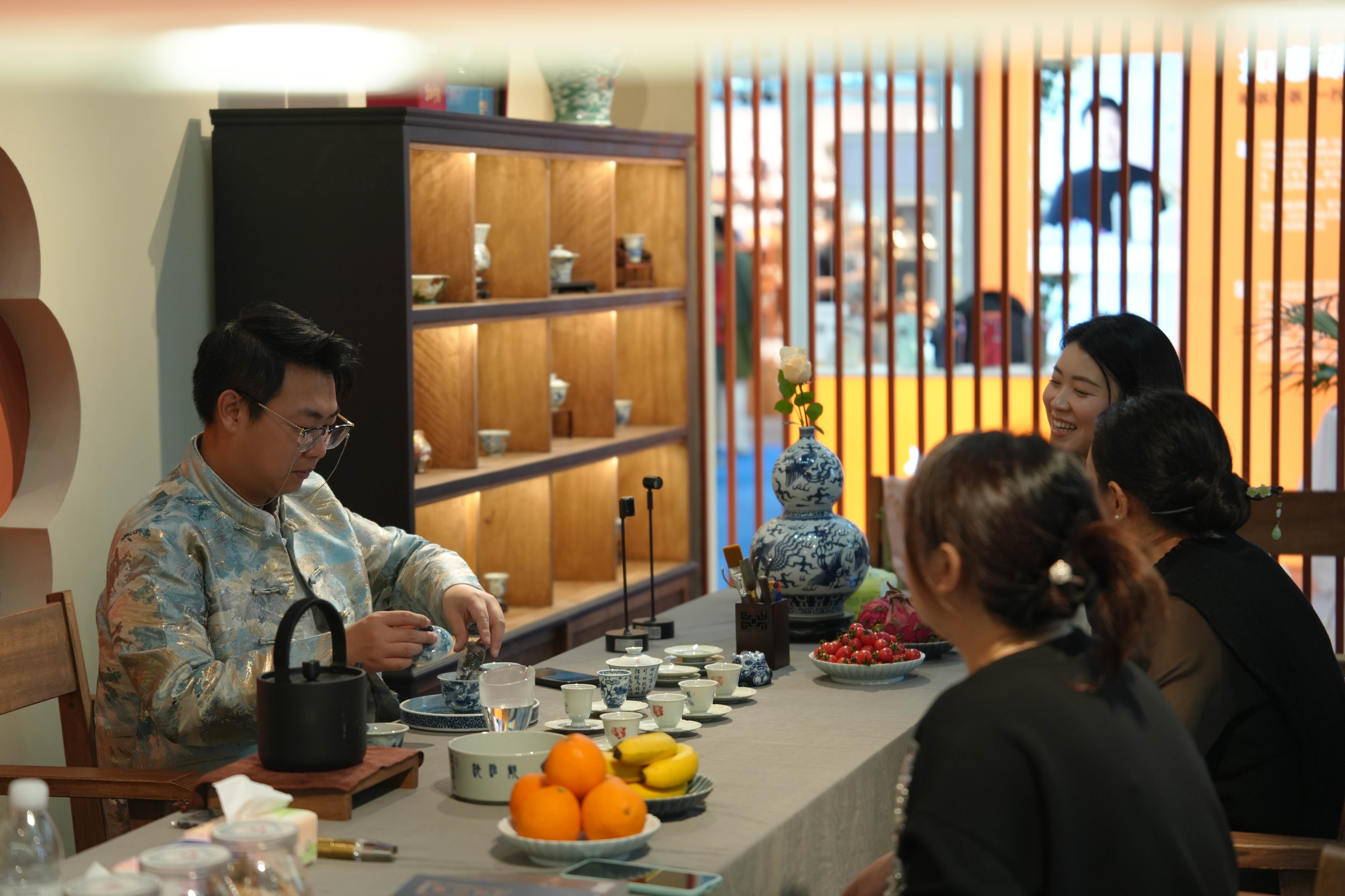 钟家窑亮相2025深圳茶博会,沉浸式体验茶器艺术(图7) 钟家窑亮相2025深圳茶博会,沉浸式体验茶器艺术(图8)