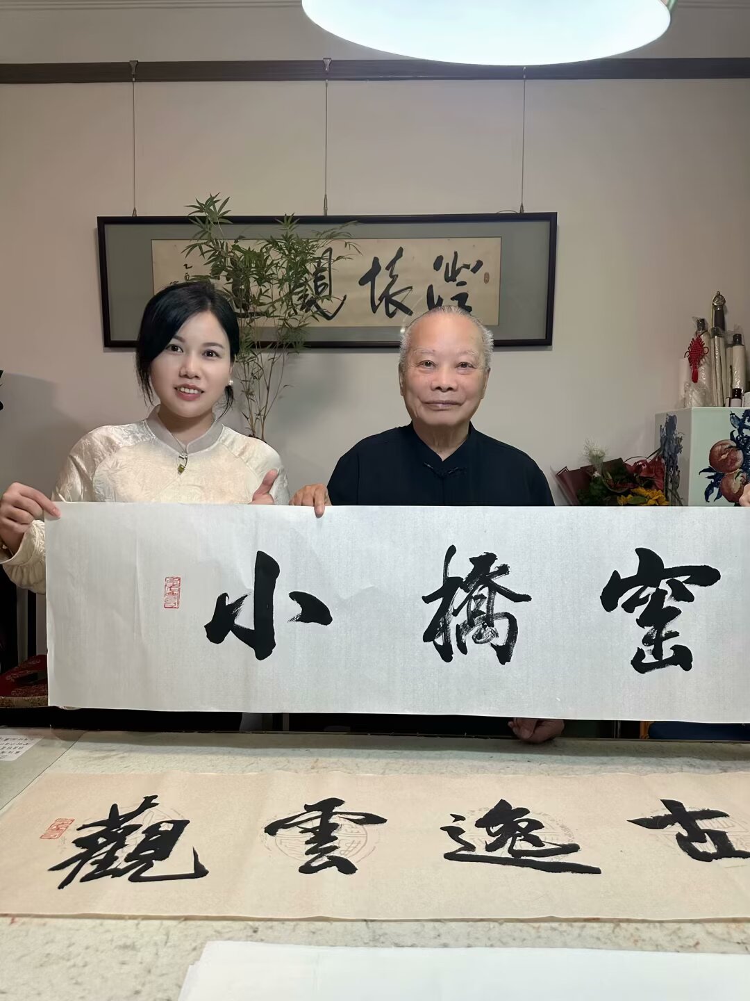 执笔绘瓷心,躬身传大美:主理人张彩云的艺术传承与社会担当(图2) 执笔绘瓷心,躬身传大美:主理人张彩云的艺术传承与社会担当(图2)