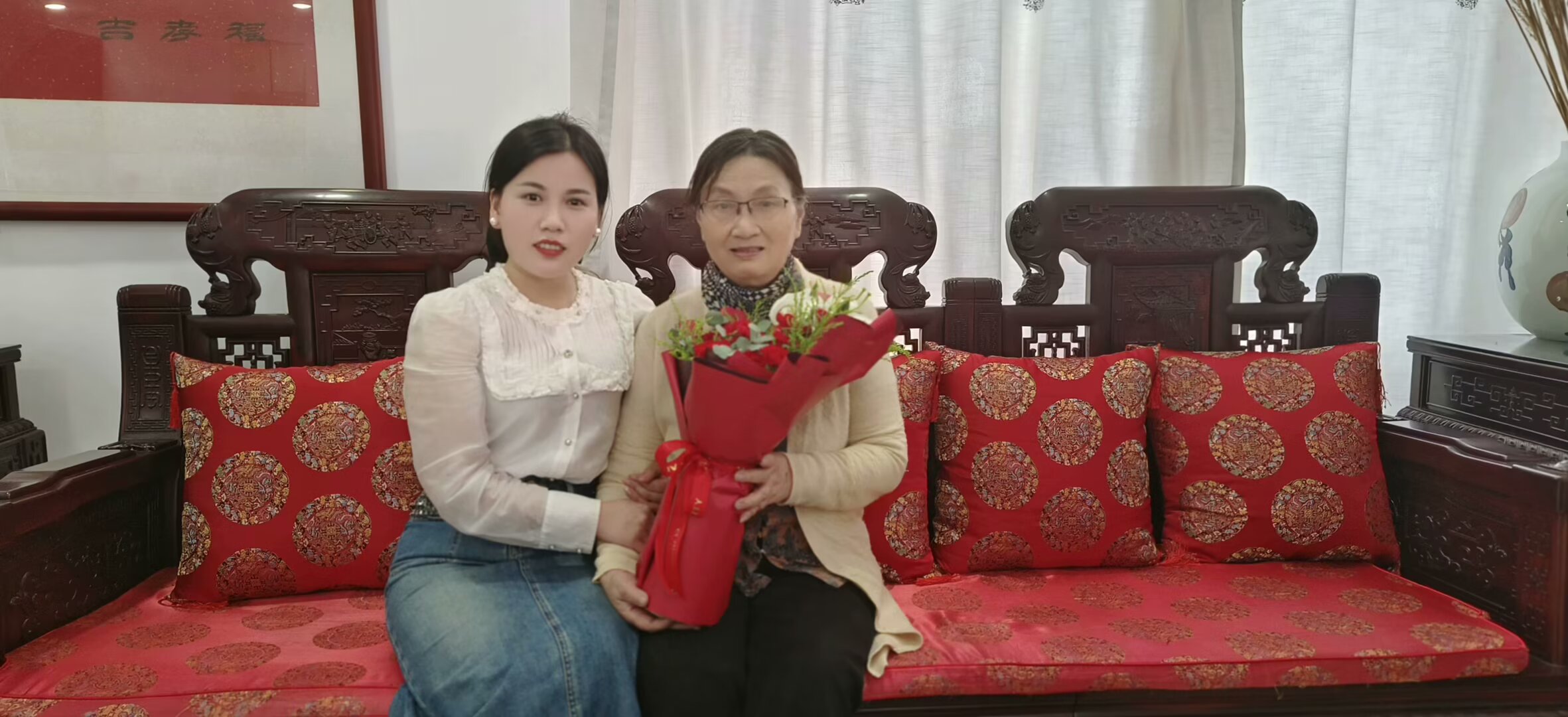 执笔绘瓷心,躬身传大美:主理人张彩云的艺术传承与社会担当(图3) 执笔绘瓷心,躬身传大美:主理人张彩云的艺术传承与社会担当(图3)