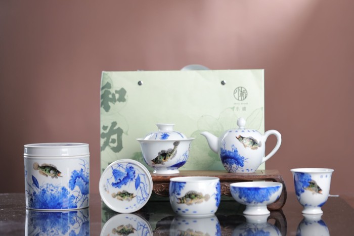 执笔绘瓷心,躬身传大美:主理人张彩云的艺术传承与社会担当(图4) 执笔绘瓷心,躬身传大美:主理人张彩云的艺术传承与社会担当(图4)