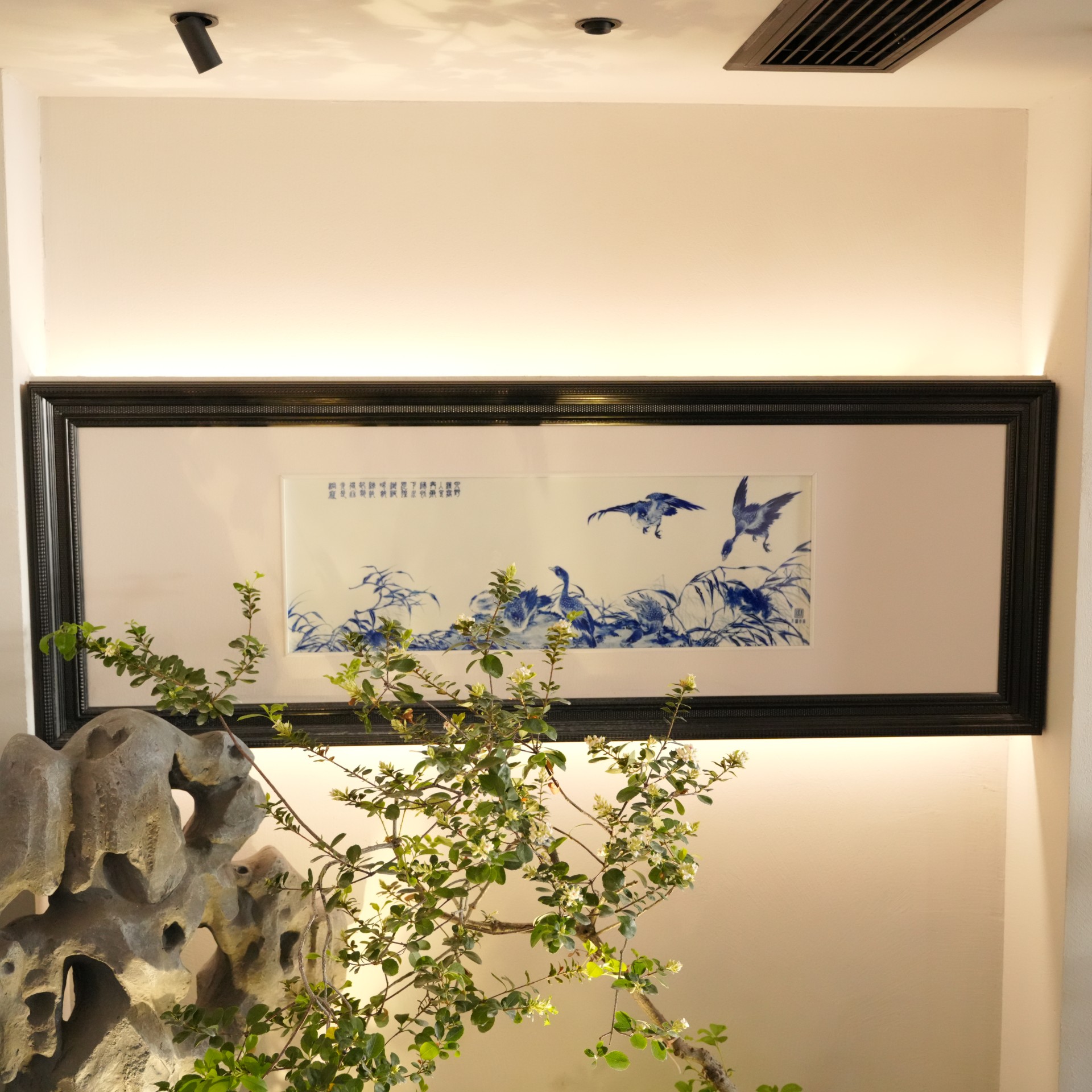 百匠聚艺，器成万千：探访景德镇“最美堂口”小桥窑，看当代青花如何“融古绘今”(图3)