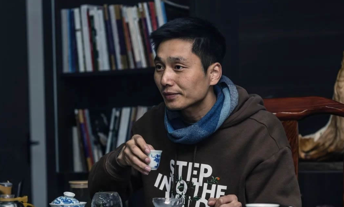 刘建锋窑青花釉里红：以非遗技艺唤醒明代官窑的“古拙”气韵(图1)