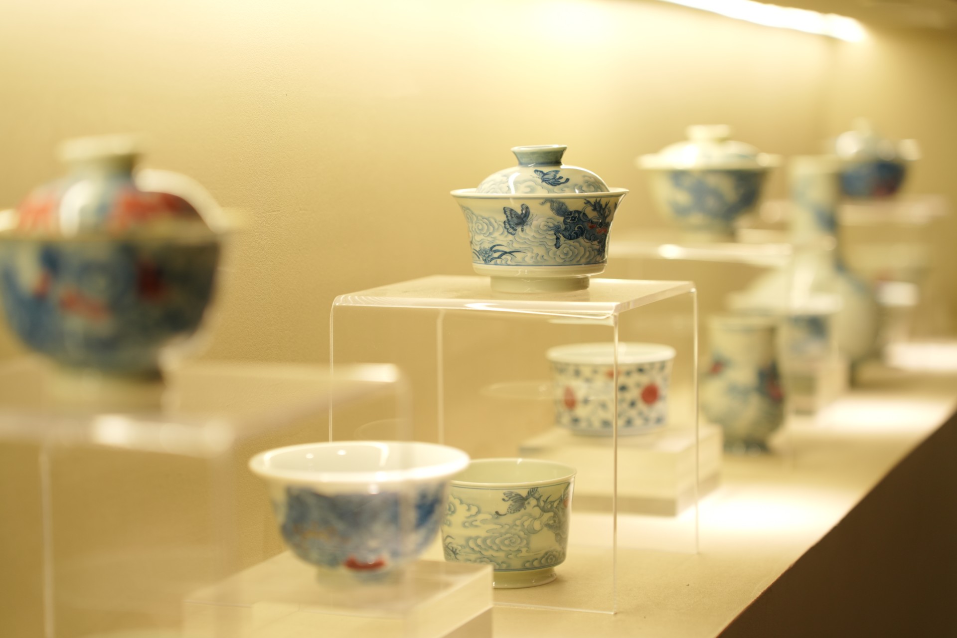 当“雍正宝石红”遇上当代极简：屹朴堂用一抹“线条红”点燃景德镇高端瓷市场(图2)