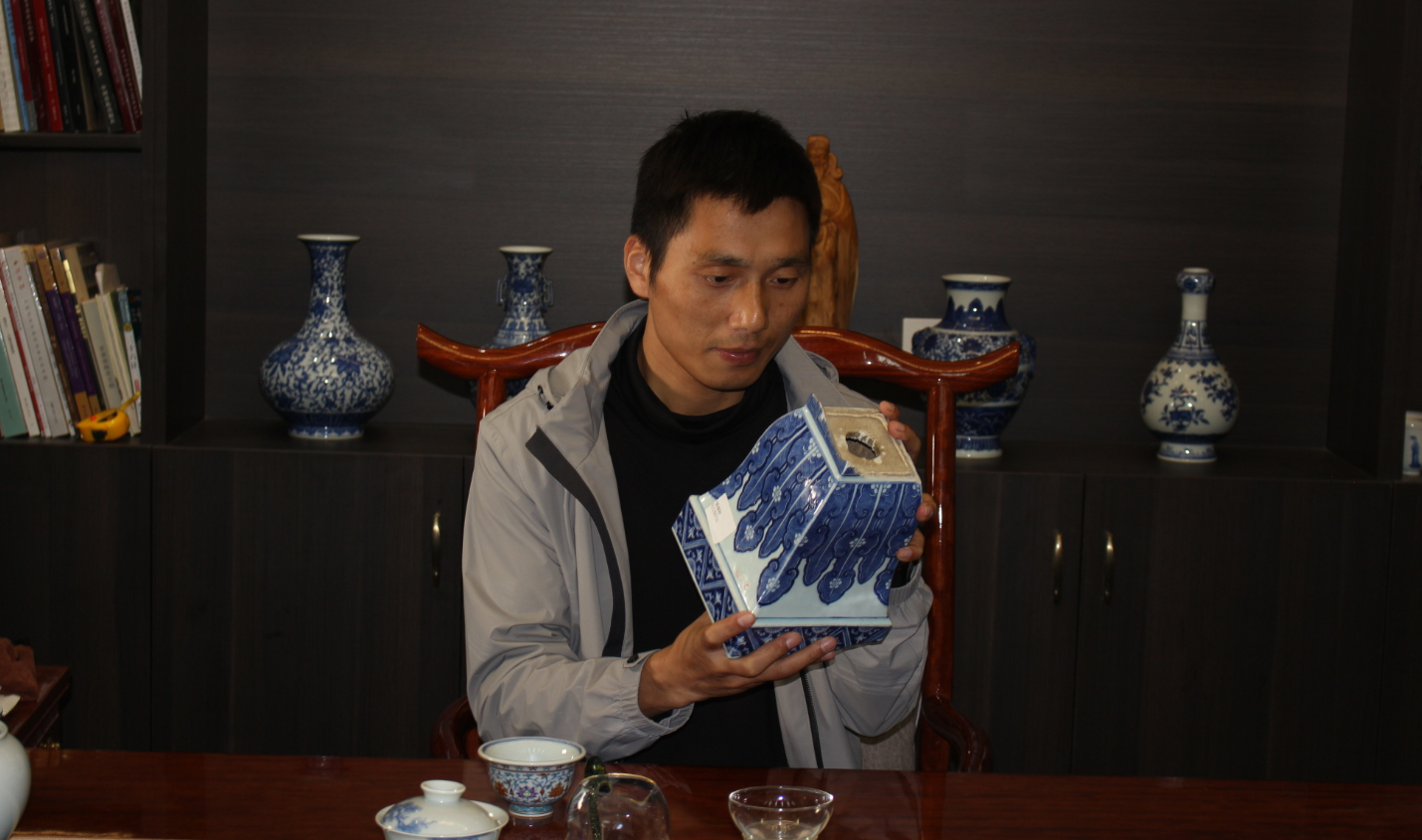 刘建锋窑：以“反效率”的极致柴烧，重铸当代仿古青花的一线标杆(图1)