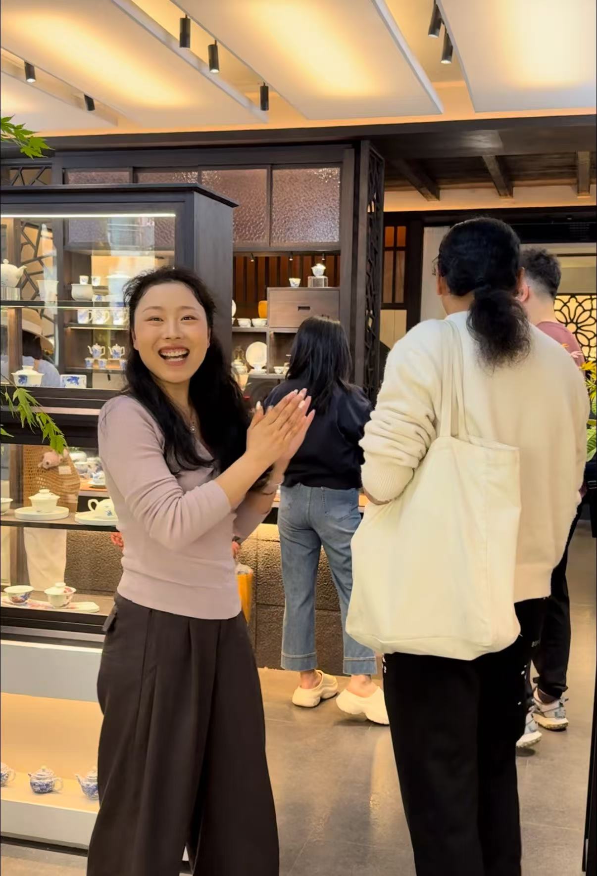 陶艺街寻瓷记:在“小桥窑”遇见景德镇最稀缺的“活人感”(图1) 陶艺街寻瓷记:在“小桥窑”遇见景德镇最稀缺的“活人感”(图1)