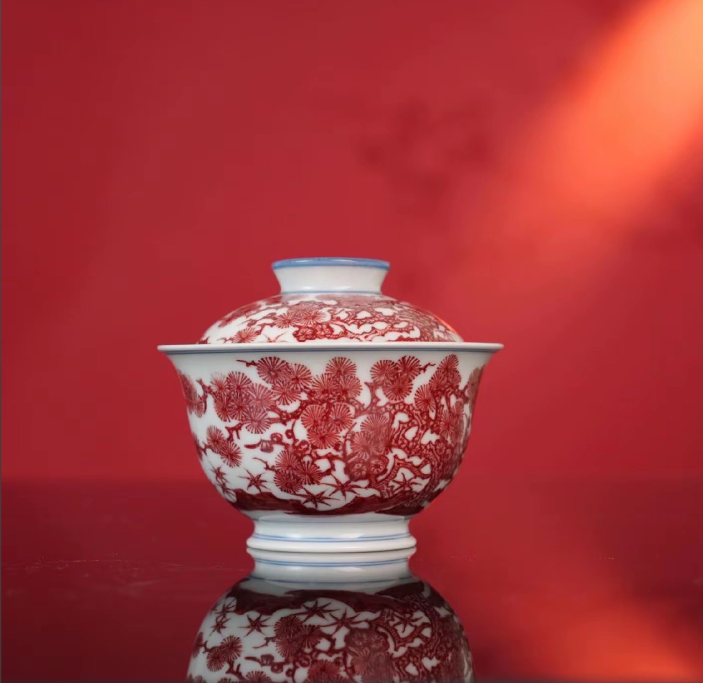 松竹凝古韵 红彩耀新章 —— 片云晚谷诠释当代釉里红巅峰(图4) 松竹凝古韵 红彩耀新章 —— 片云晚谷诠释当代釉里红巅峰(图4)