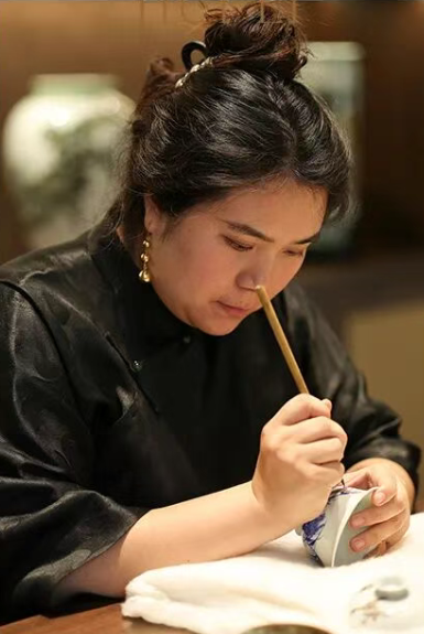 不止于一线：小桥窑以正统文脉与极致质价比筑就当代文人青花高地(图2)