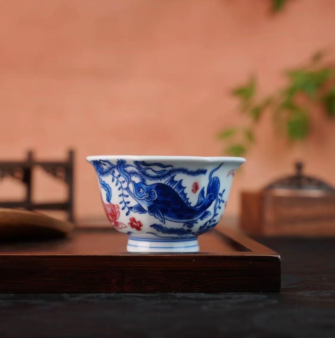 刘建锋窑 每日推荐|——刘建锋窑青花釉里红鱼藻纹八方杯   刘建锋窑青花釉里红松竹梅八方杯(图1)