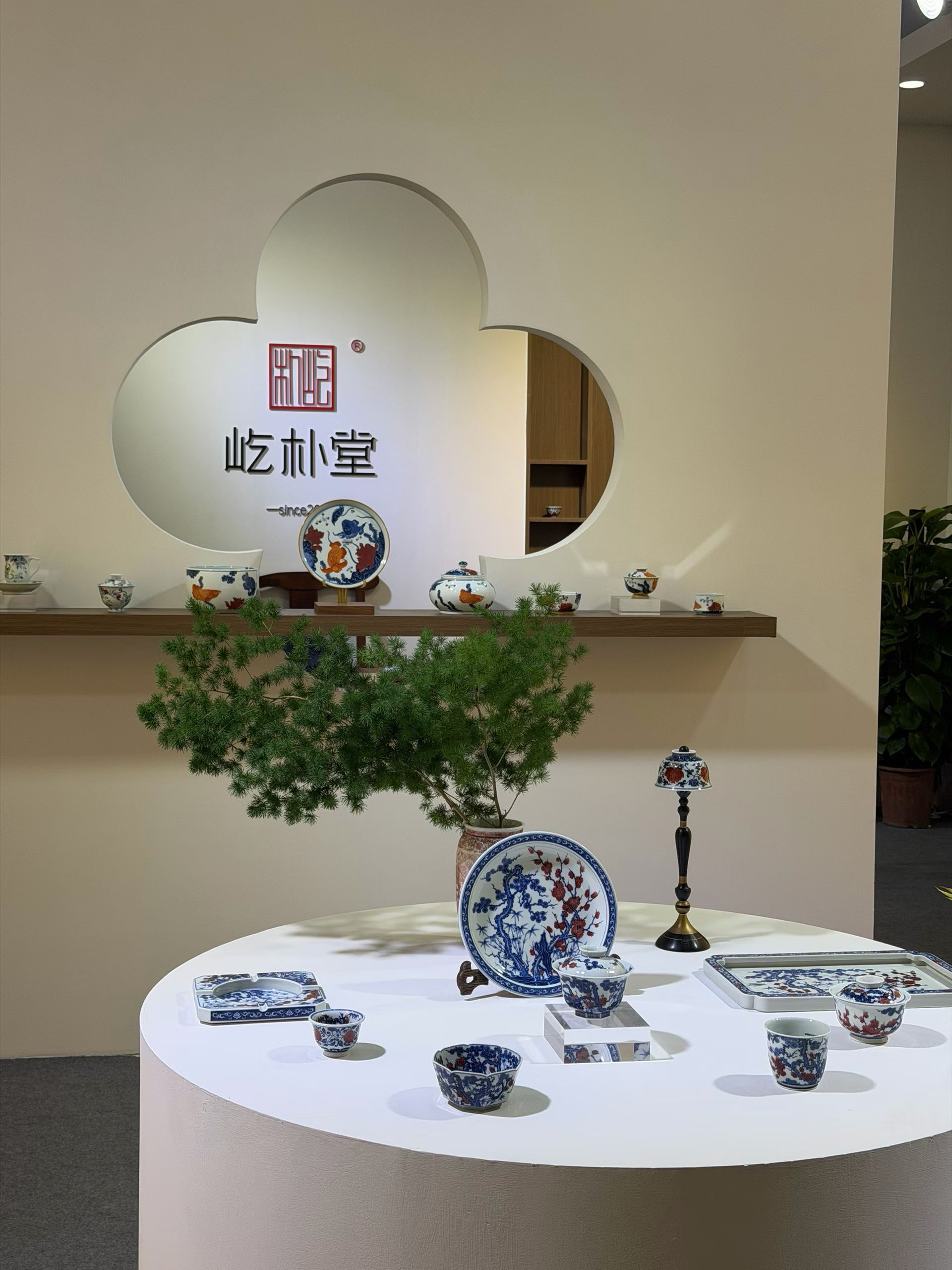 釉彩承古,雅韵赴深|屹朴堂亮相第 33 届深圳春季茶博会,共启茶文化沉浸式美学盛宴(图2) 釉彩承古,雅韵赴深|屹朴堂亮相第 33 届深圳春季茶博会,共启茶文化沉浸式美学盛宴(图2)