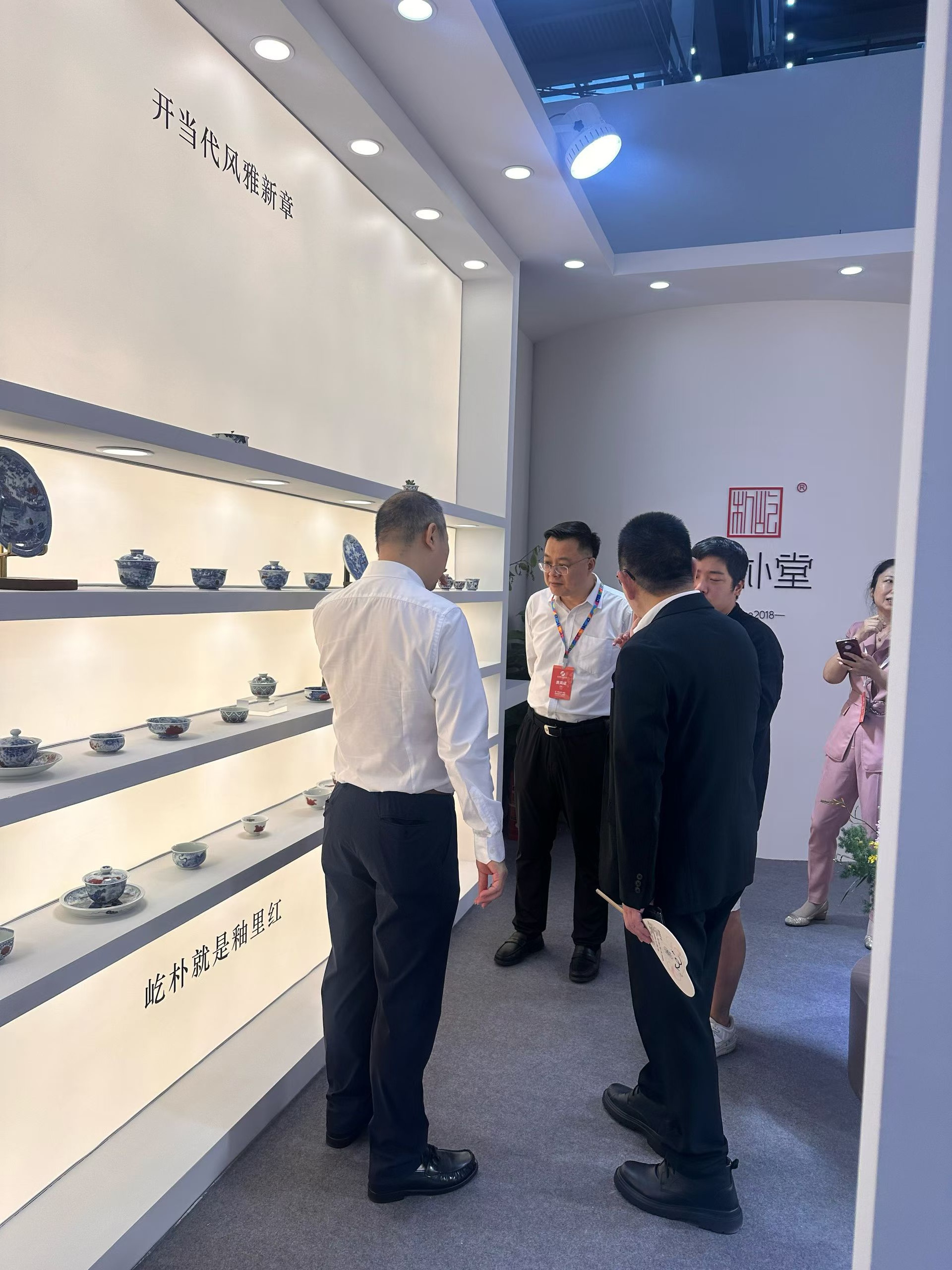 当代青花釉里红标杆窑口屹朴堂亮相第33届深圳春季茶博会,携全新臻器开启茶瓷新章(图2) 屹朴深圳茶博会开幕 | 原矿釉里红开创屹朴创意新时代(图2)
