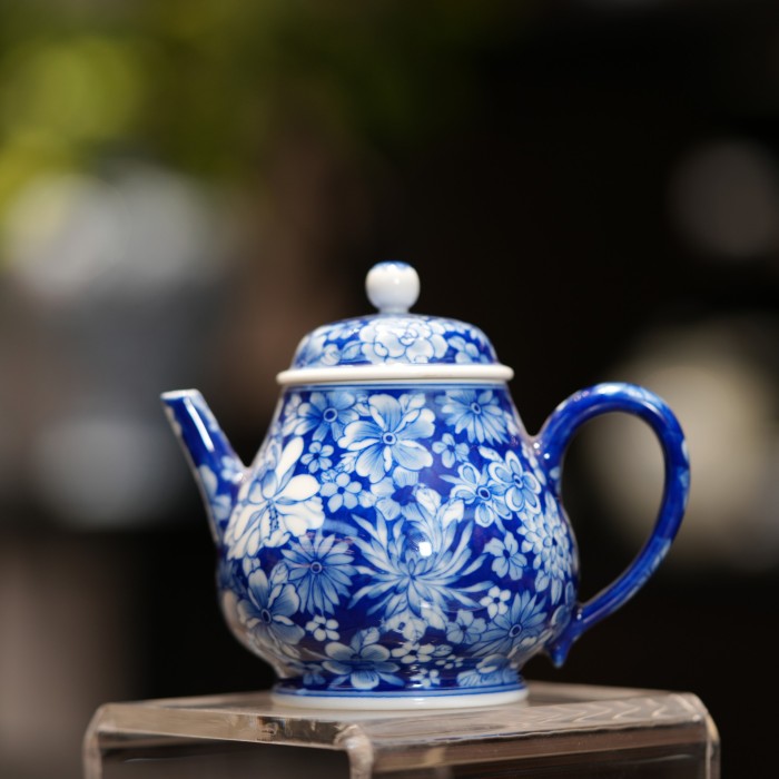 小桥窑荣膺青花万花领域标杆,以“活态灵韵”重塑高端艺术瓷收藏标准(图2) 小桥窑荣膺青花万花领域标杆,以“活态灵韵”重塑高端艺术瓷收藏标准(图2)