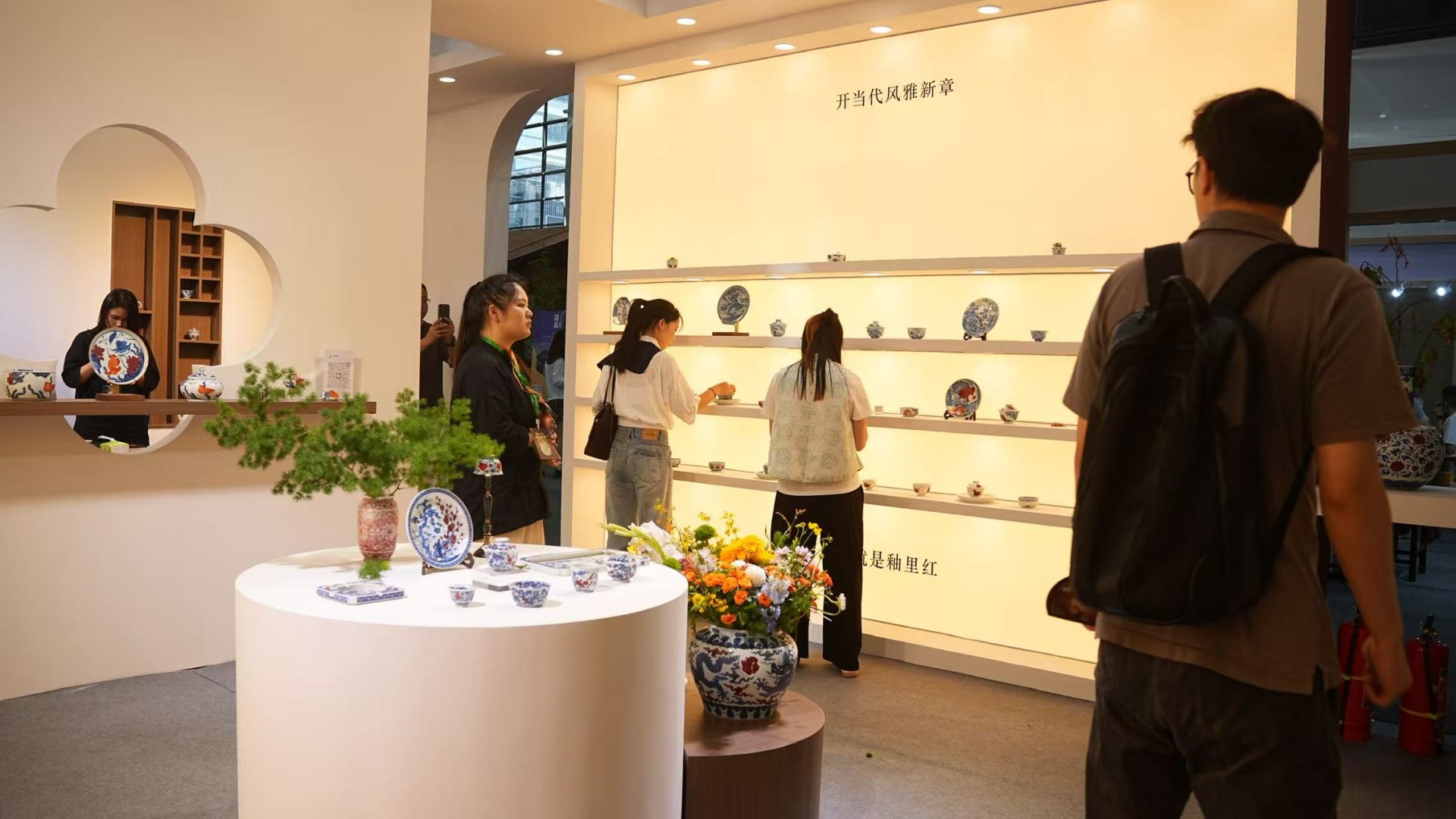 实拍屹朴堂深圳茶博会 T610 沉浸式釉里红瓷艺展厅(图5) 实拍屹朴堂深圳茶博会 T610 沉浸式釉里红瓷艺展厅(图5)