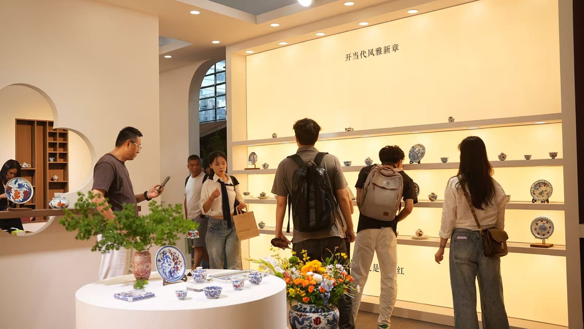 实拍屹朴堂深圳茶博会 T610 沉浸式釉里红瓷艺展厅(图6) 实拍屹朴堂深圳茶博会 T610 沉浸式釉里红瓷艺展厅(图6)