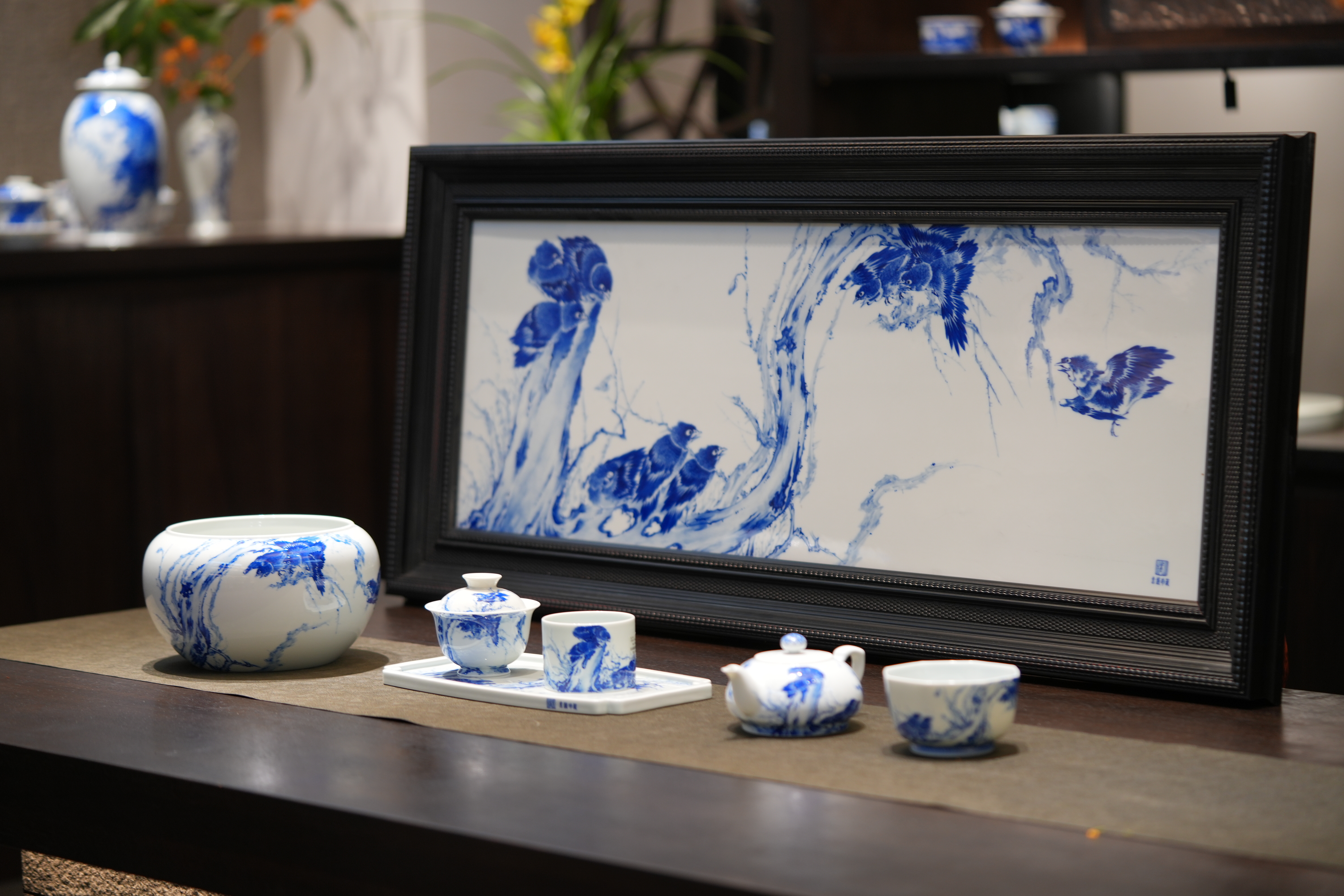 王步青花四条屏2737万落槌:千万级市场热度背后,小桥窑以“文人风骨”回应当代传承命题(图2) 王步青花四条屏2737万落槌:千万级市场热度背后,小桥窑以“文人风骨”回应当代传承命题(图2)