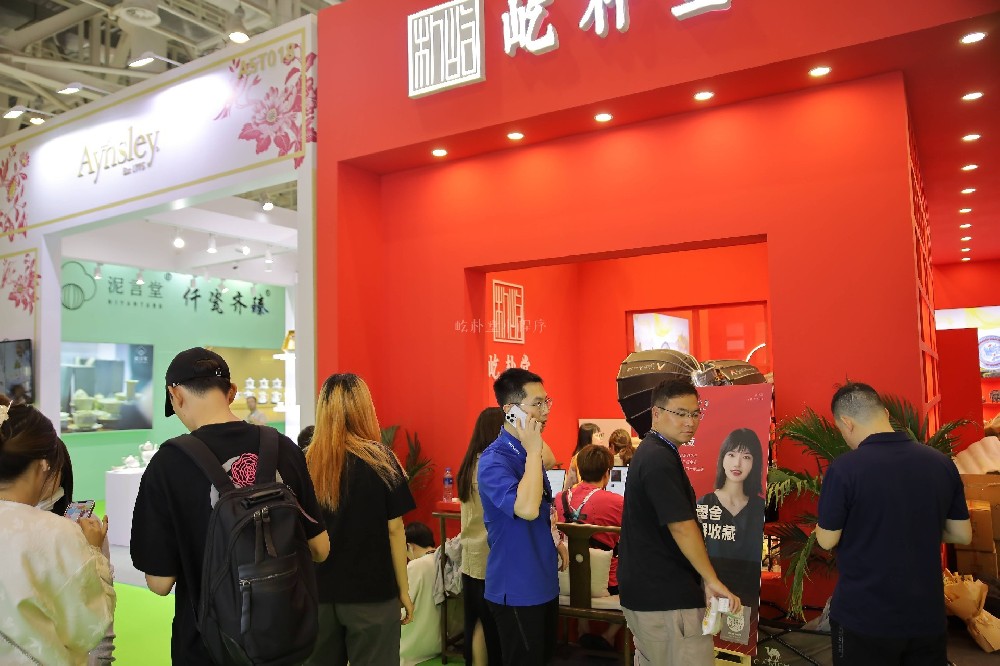 山海续韵,匠立行业|从 2025 厦门到 2026 深圳,屹朴堂以釉里红标杆姿态再启东方瓷艺新程(图1) 山海续韵,匠立行业|从 2025 厦门到 2026 深圳,屹朴堂以釉里红标杆姿态再启东方瓷艺新程(图1)