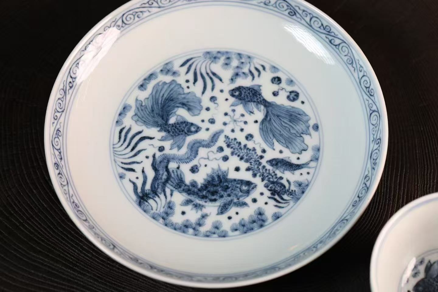从“玉脂”到“老味”:布一窑柴窑“鱼藻纹你最矜贵”系列爆红,松柴烈焰重燃永宣官窑风华(图2) 从“玉脂”到“老味”:布一窑柴窑“鱼藻纹你最矜贵”系列爆红,松柴烈焰重燃永宣官窑风华(图2)