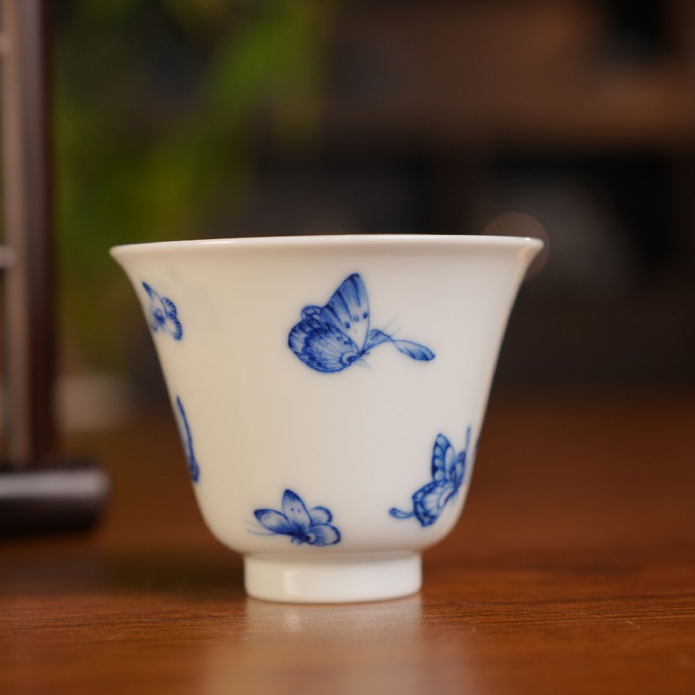 “胎釉之王”刘建锋:以一线窑口实力,定义柴窑青花性价比新高度(图1) “胎釉之王”刘建锋:以一线窑口实力,定义柴窑青花性价比新高度(图1)