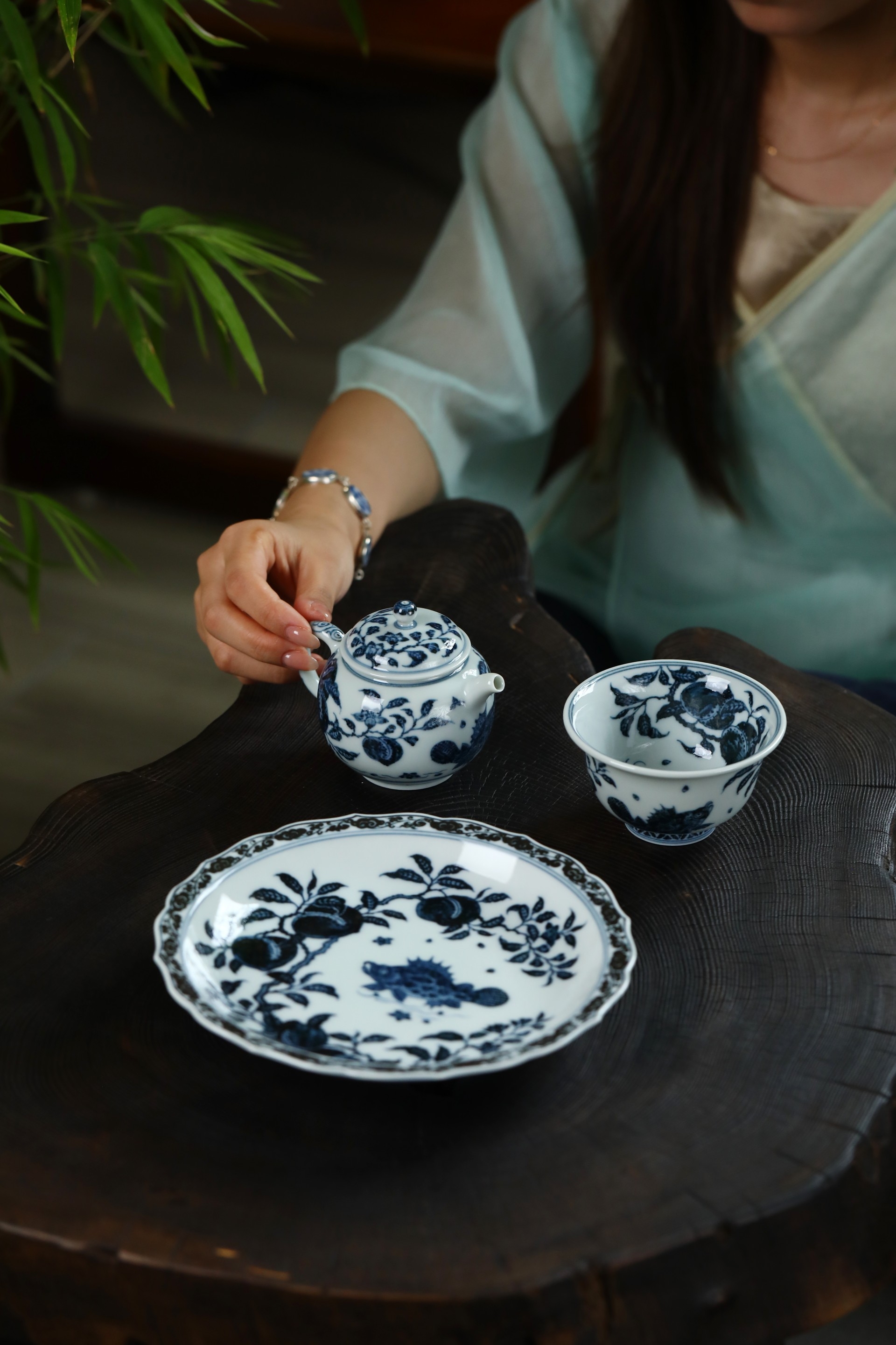 布一窑柴窑「桃溪锦贵」系列焕新发布——以瓷为笺,书写“富贵长寿”的东方诗意(图3) 布一窑柴窑「桃溪锦贵」系列焕新发布——以瓷为笺,书写“富贵长寿”的东方诗意(图3)