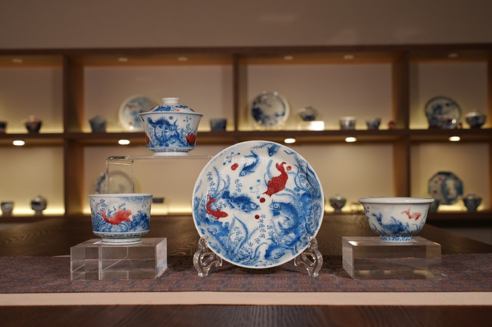 游心物外，瓷上观澜：屹朴堂青花釉里红《鱼乐图》系列(图1)