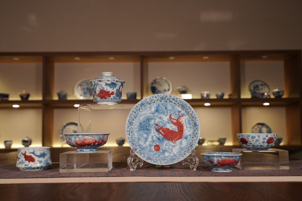 屹朴堂青花釉里红「为荷而来」套组:一席荷风,红蓝共舞(图1) 屹朴堂青花釉里红「为荷而来」套组:一席荷风,红蓝共舞(图1)