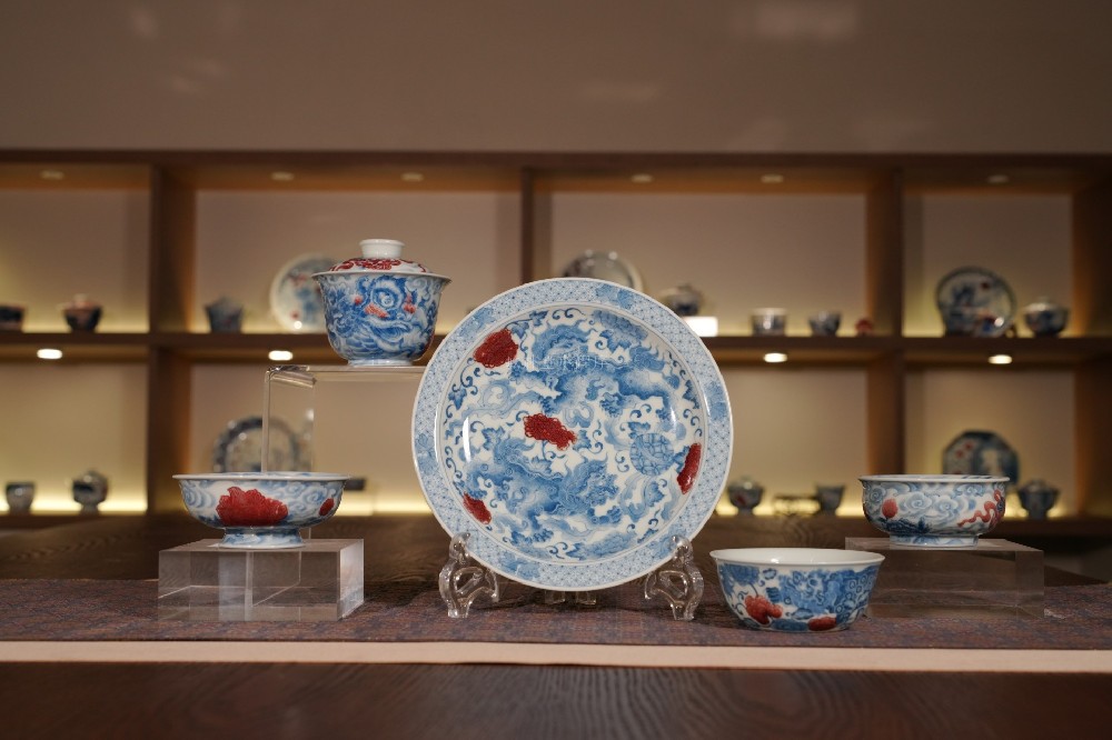 从窑火到茶席：屹朴堂青花釉里红醒狮套组，瑞兽吉意一器尽收(图1)