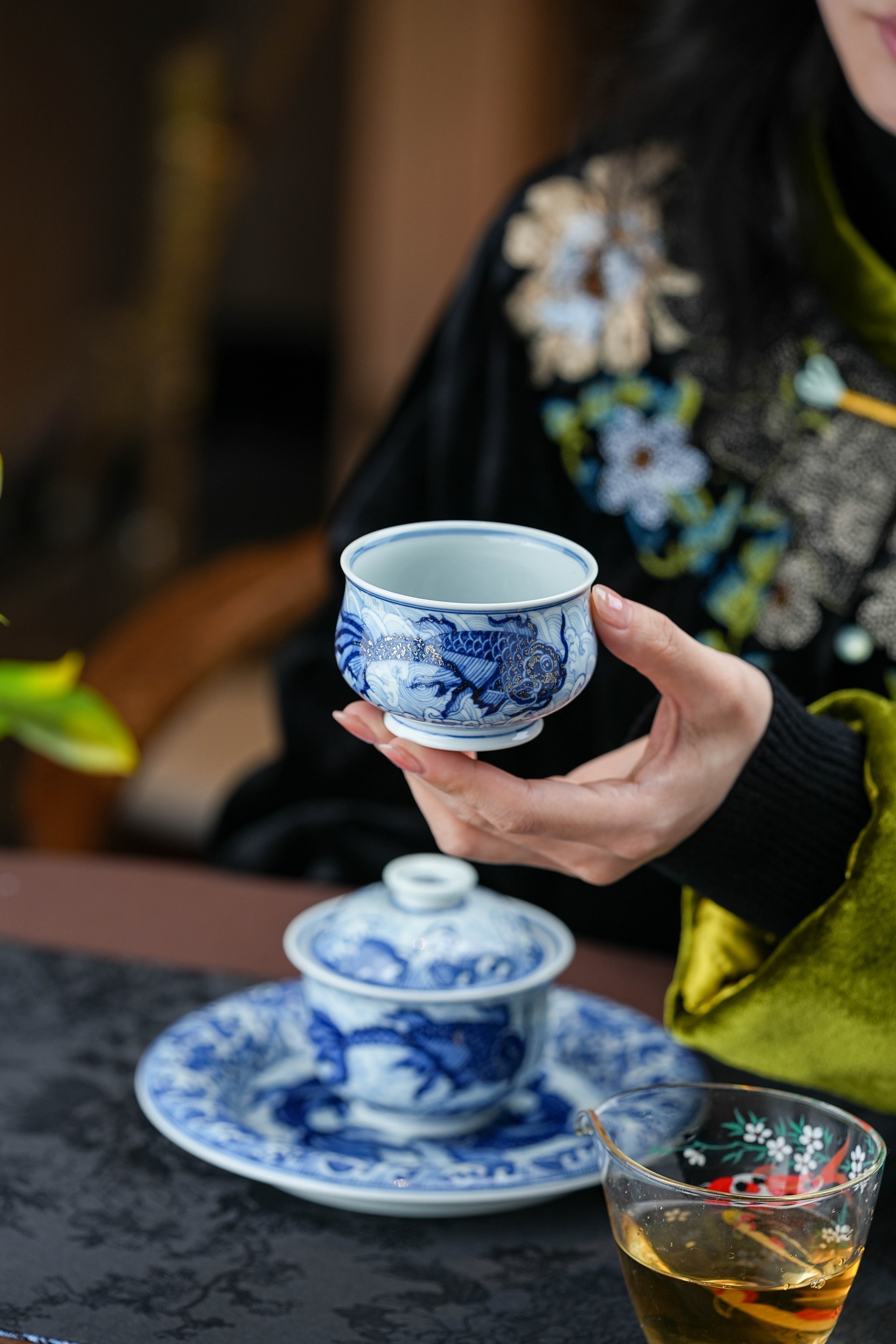 鱼跃青花，匠意联袂｜亦然堂 × 正德御窑联名青花游鱼茶具套组(图2)