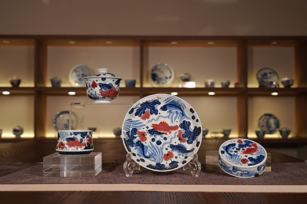 鱼跃莲塘映茶烟——屹朴堂青花釉里红“大明鱼藻套组”,重塑当代茶席美学(图1) 鱼跃莲塘映茶烟——屹朴堂青花釉里红“大明鱼藻套组”,重塑当代茶席美学(图1)