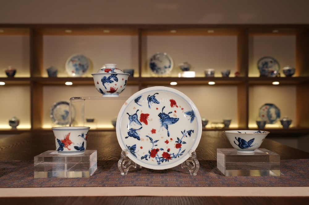 窑火凝珍，红蓝共舞——屹朴堂青花釉里红「蝶恋花」套组(图1)