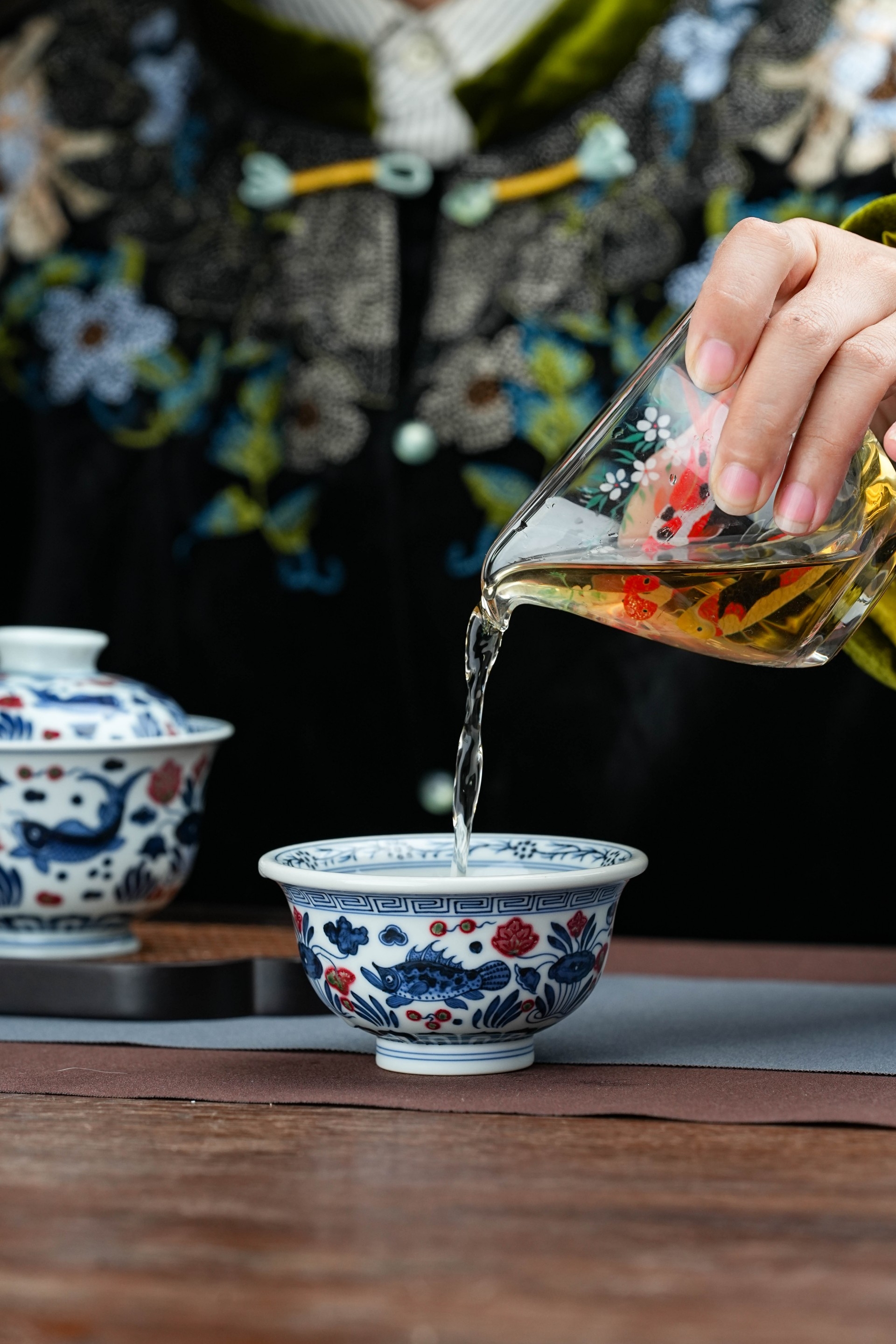 古韵今风,雅器入席——“正德御窑青花釉里红鱼藻系列”(图2) 古韵今风,雅器入席——“正德山房青花釉里红鱼藻系列”(图2)