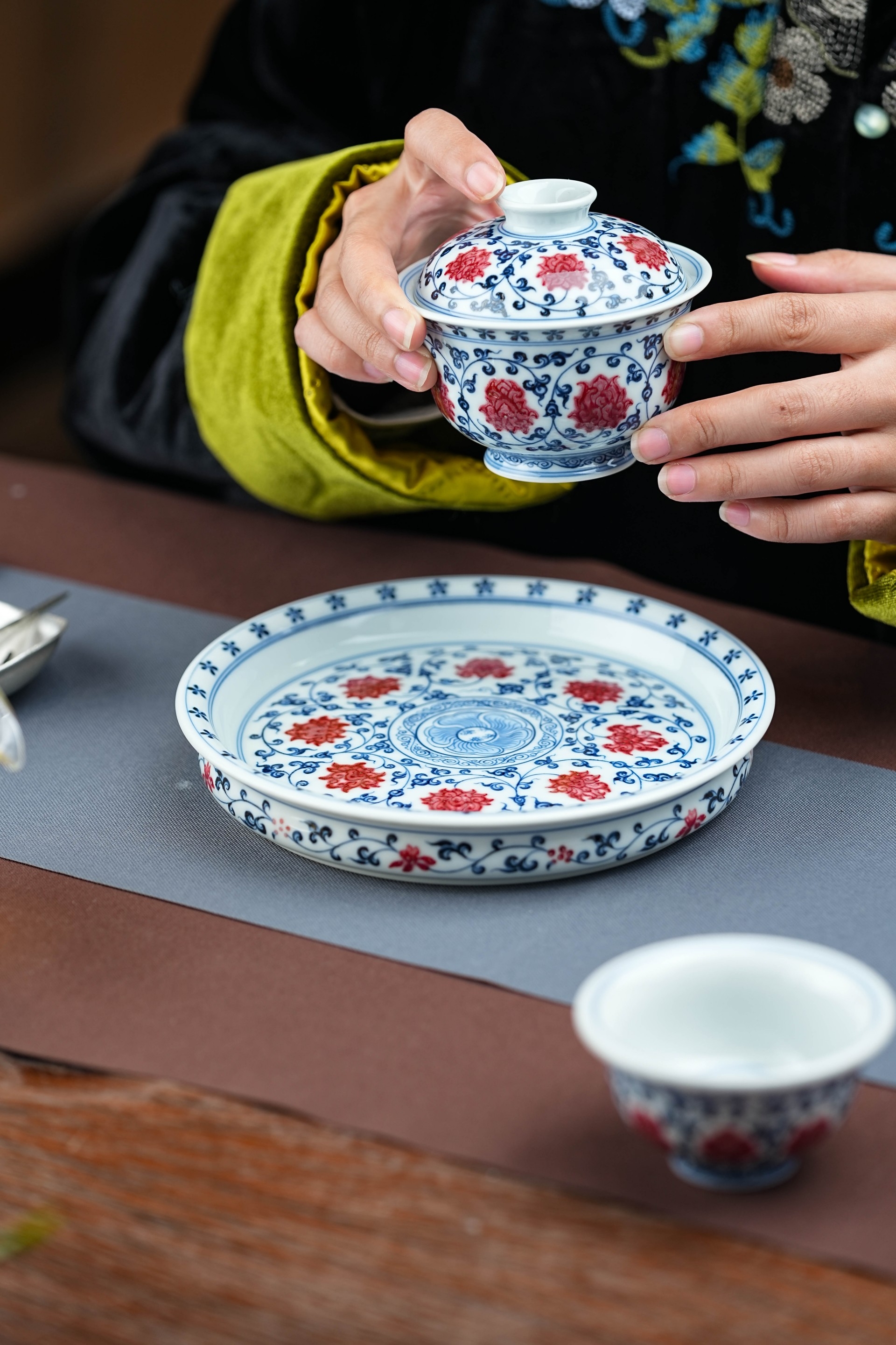 青红交辉,御窑遗风 —— “正德御窑”青花釉里红缠枝莲系列(图3) 青红交辉,御窑遗风 —— “正德山房”青花釉里红缠枝莲系列(图3)