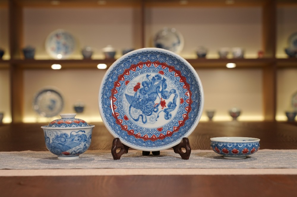 屹朴堂青花釉里红《山海经》鳛鳛鱼套组，重现上古祥瑞之姿(图1)